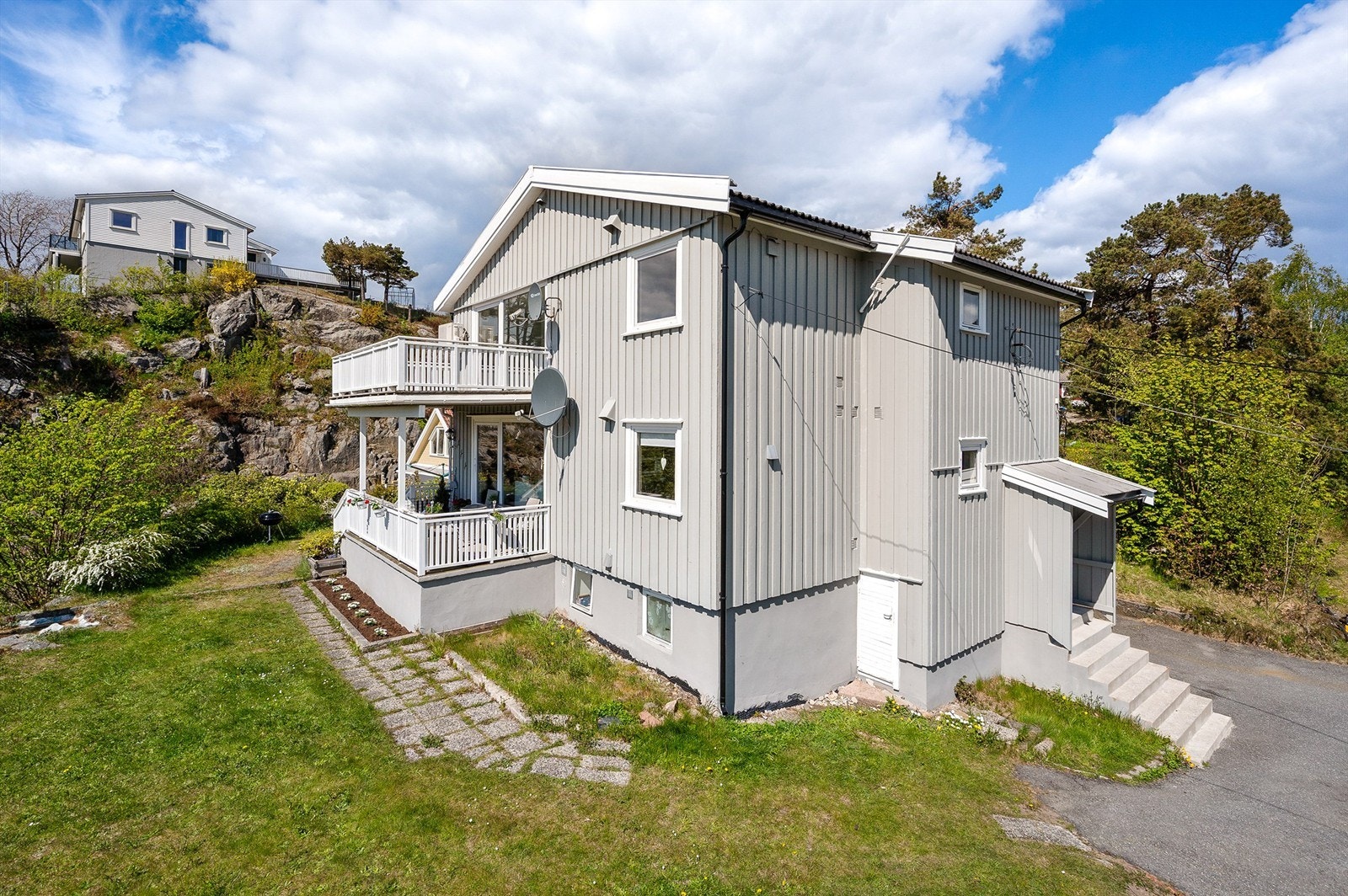 Eiendommen ligger på en solrik tomt med hage og hver sin terrasse i 1. og 2. etasje Galleribilde