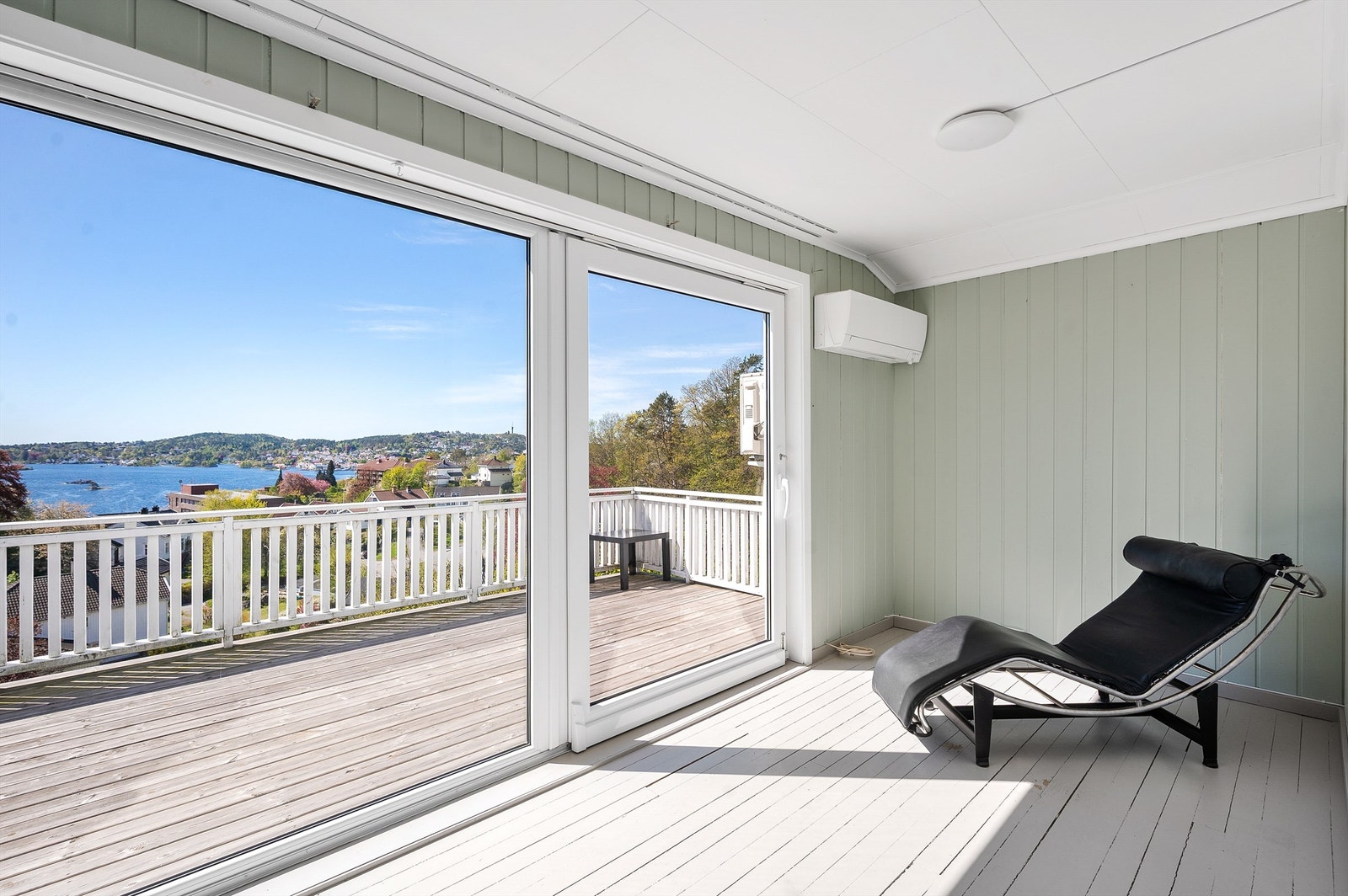 Stue i 3. etasje med store vindusflater hvor utsikten kommer frem. Her er det også utgang til egen terrasse Galleribilde