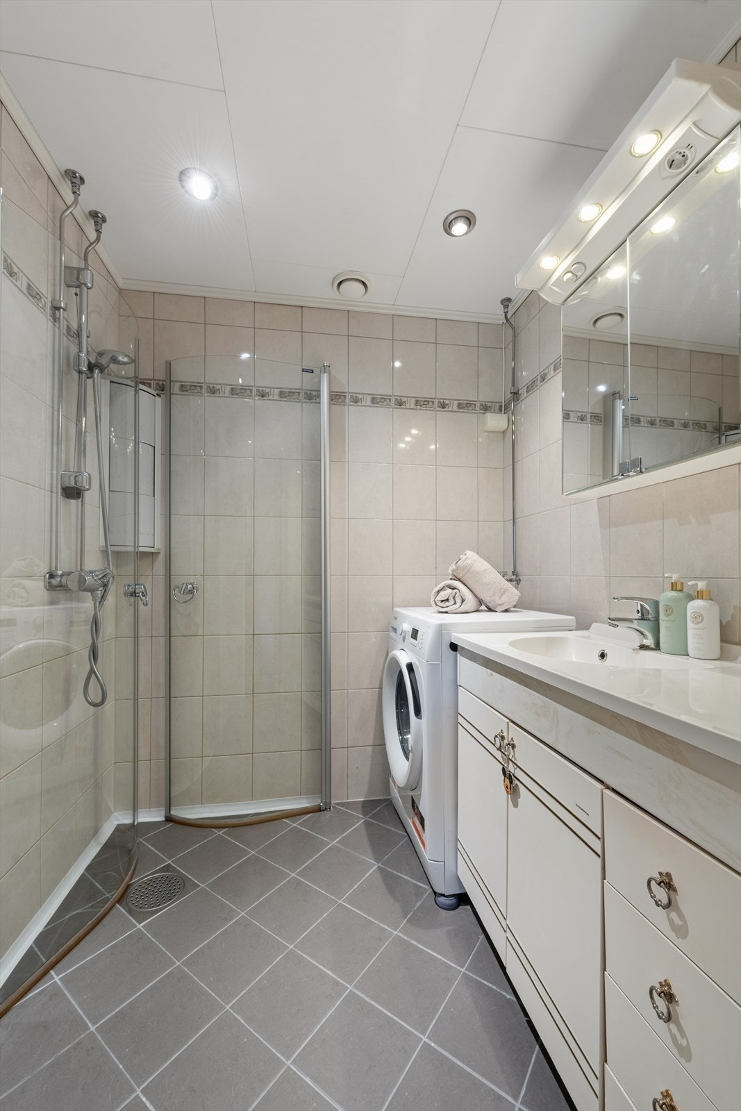 Badet er utstyrt med nedfelt servant, mekanisk avtrekk og opplegg for vaskemaskin. Vaskemaskinen medfølger salget. Galleribilde