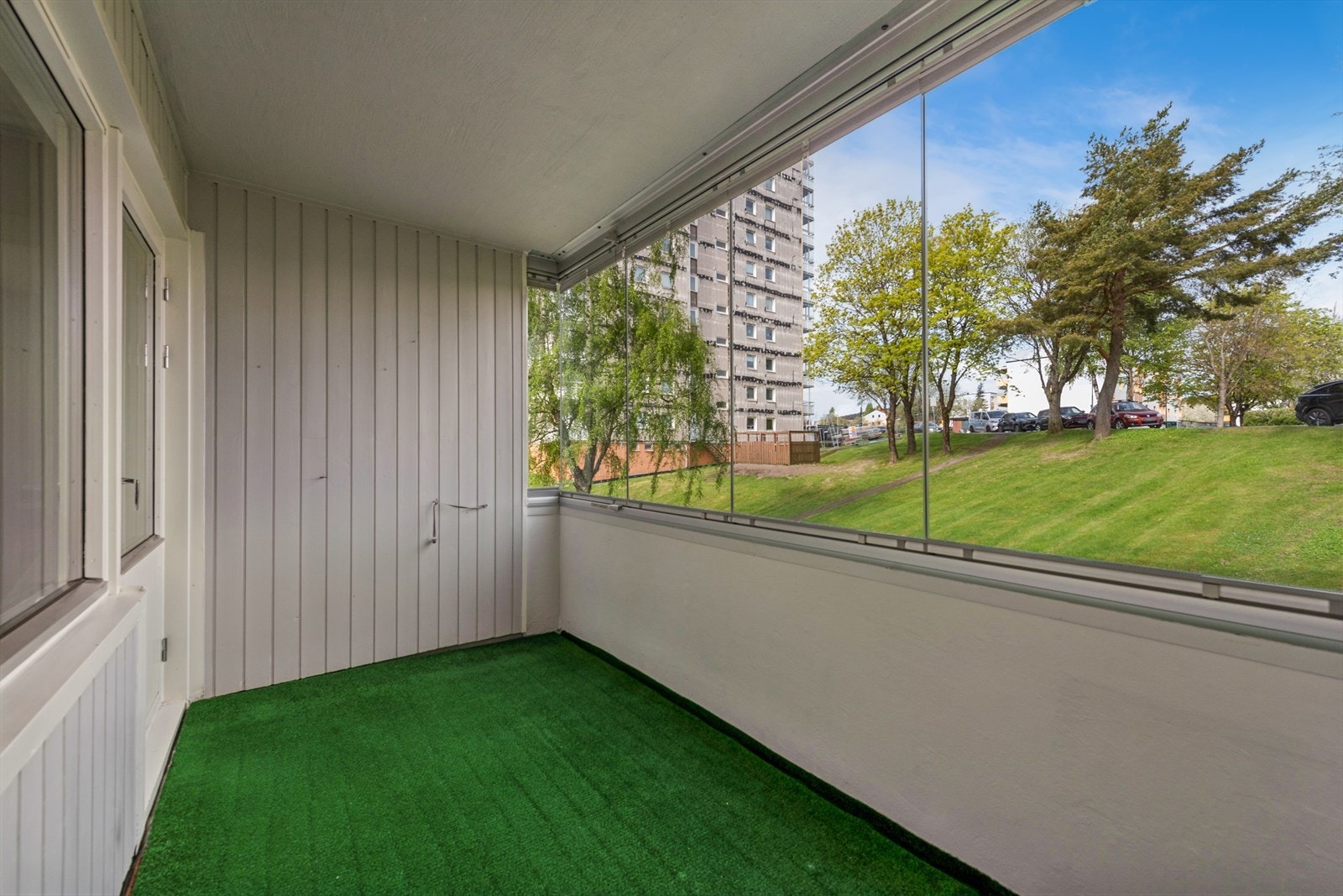 Fra stuen er det utgang til en romslig innglasset balkong på 8m². Galleribilde