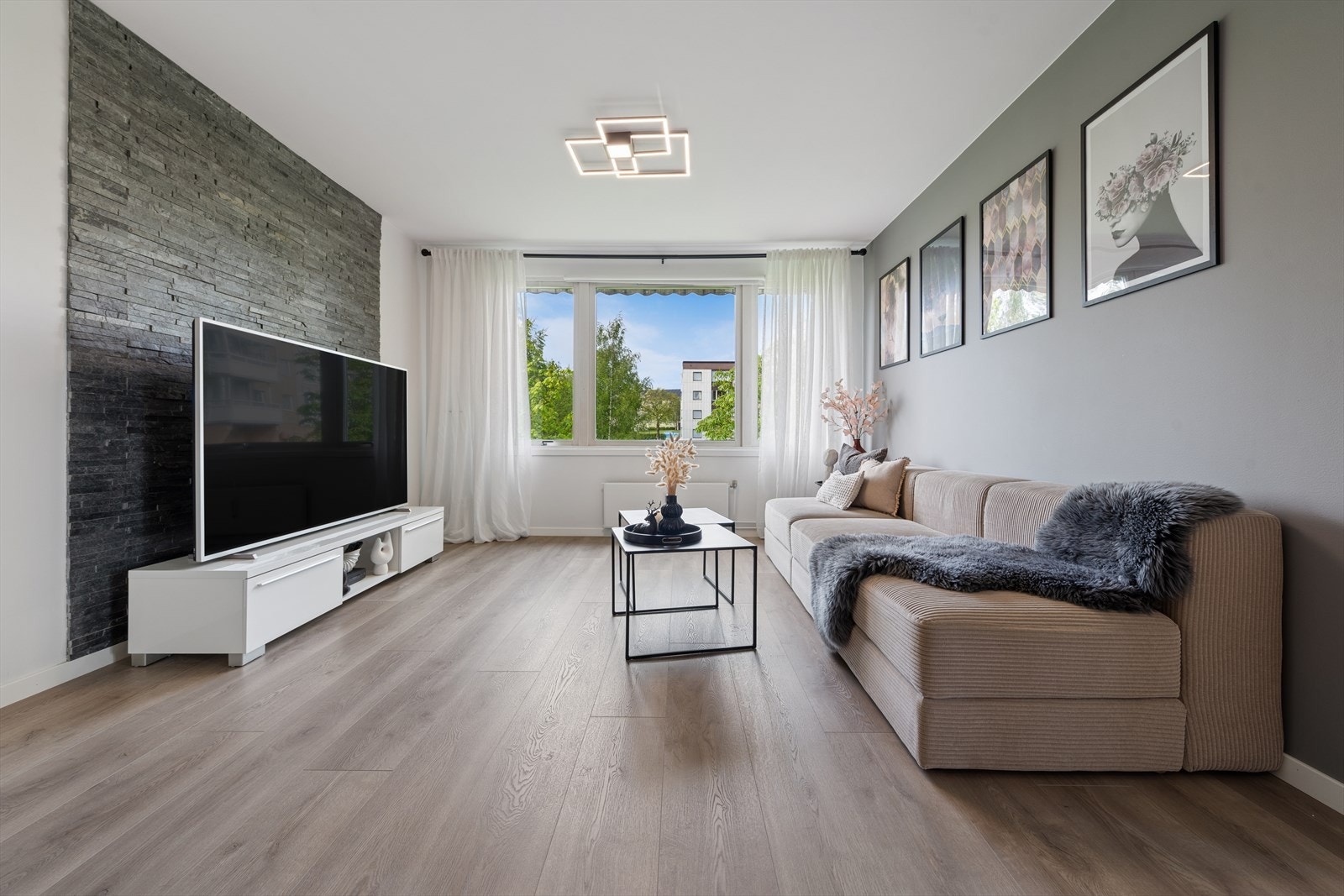 Dette er en innbydende og romslig 3-roms leilighet med flott beliggenhet på Kalbakken. Galleribilde
