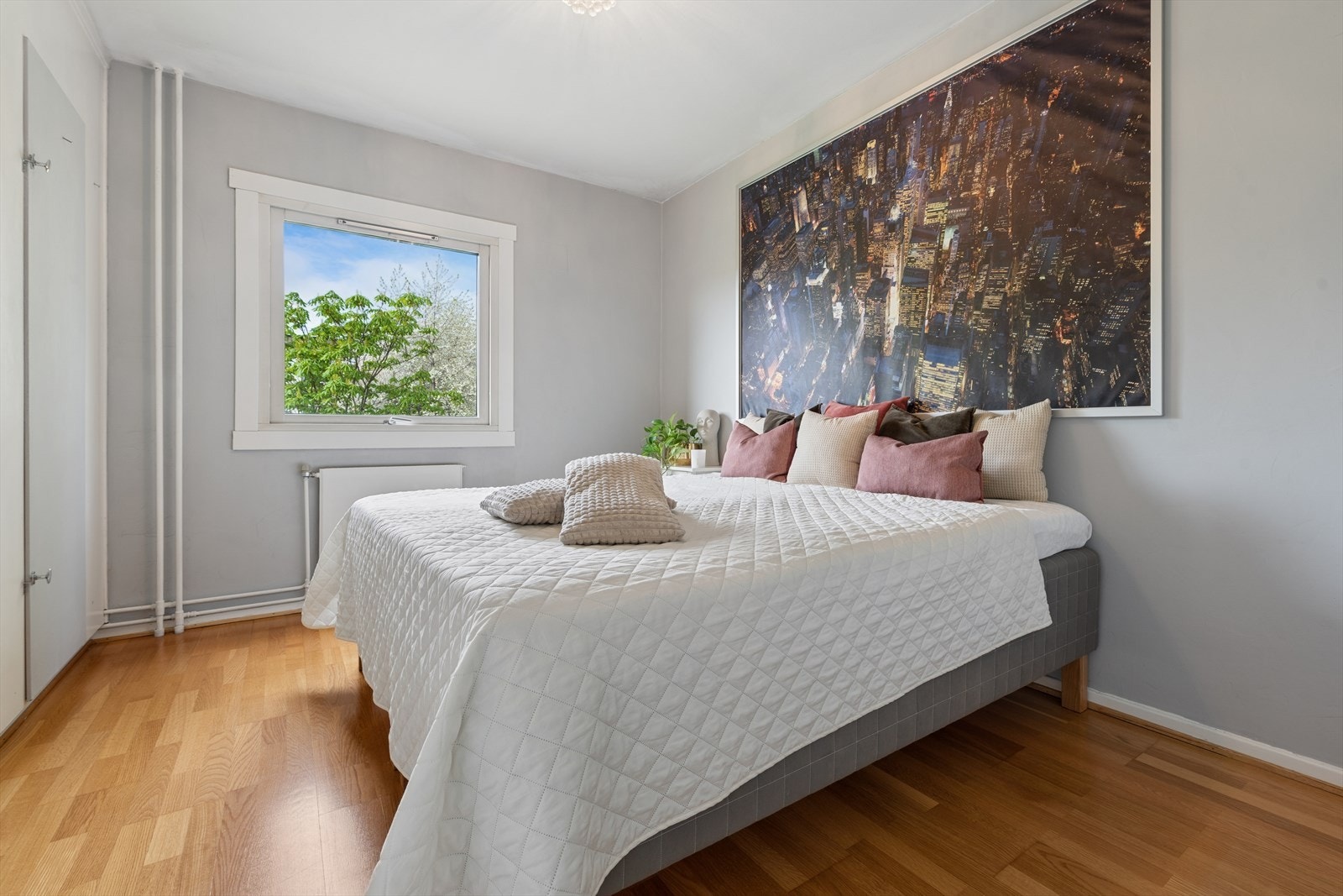 Lyst og trivelig soverom med god plass til dobbeltseng og store vindusflater som gir rikelig med naturlig lys. Galleribilde