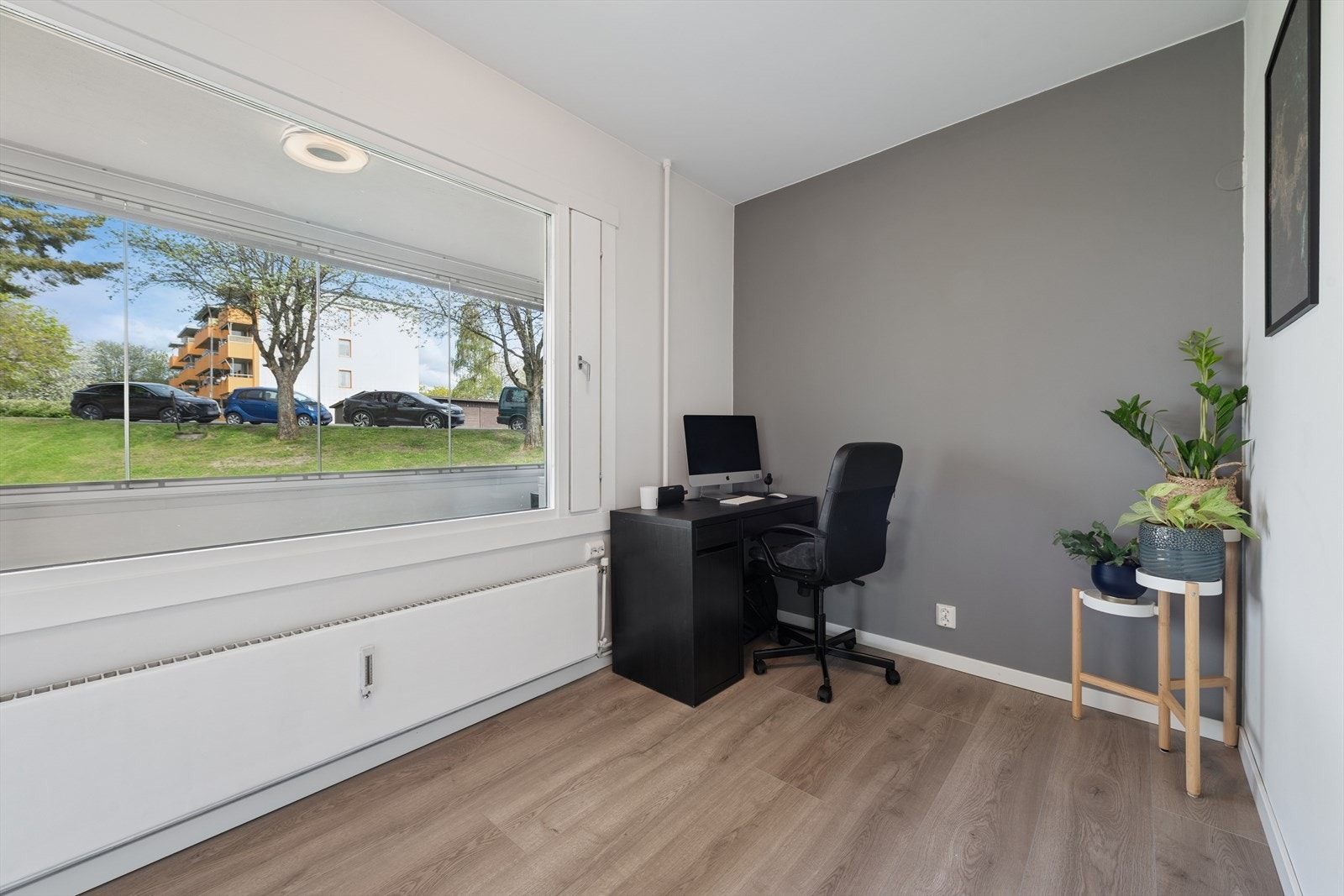 Disponibelt rom innredet som kontor med gode lysforhold og store vindusflater mot uteområdet (ikke godkjent soverom). Galleribilde