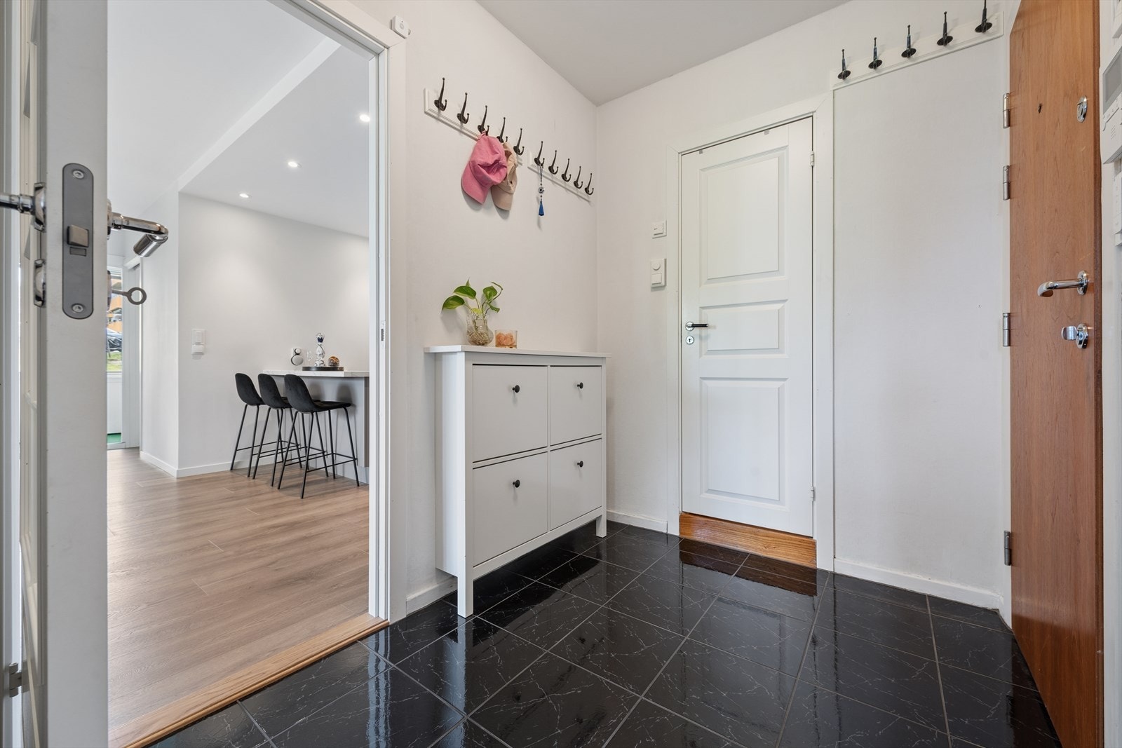 Praktisk entré med god plass til oppbevaring av yttertøy og sko, og enkel adkomst videre til boligens øvrige rom. Galleribilde