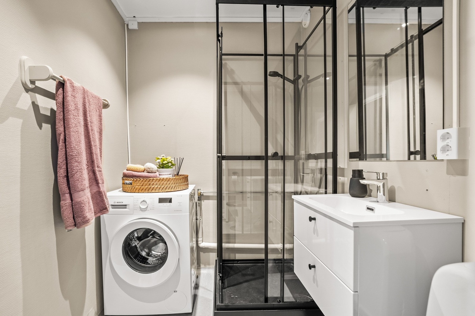 Badet er utstyrt med nyere dusjkabinett, servant med tilhørende innredning og speil med belysning, samt toalett. Galleribilde