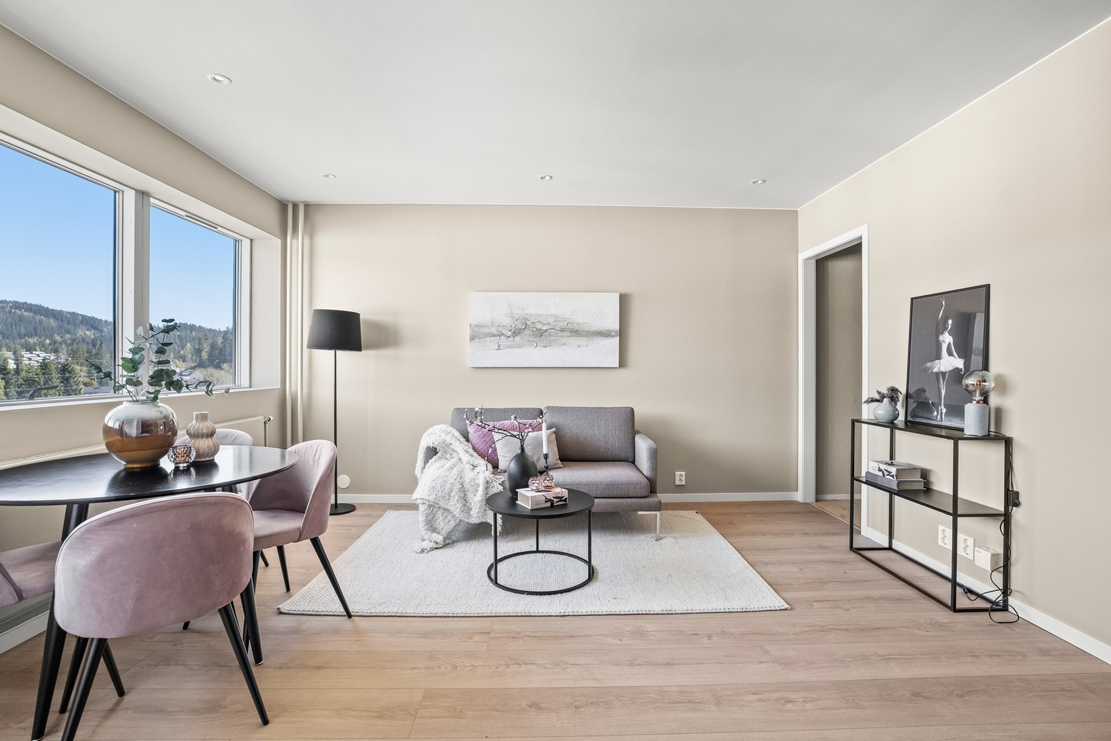 Her er det god plass til sofagruppe og øvrig møblement, og rommet fungerer som et naturlig oppholdsrom i boligen. Galleribilde