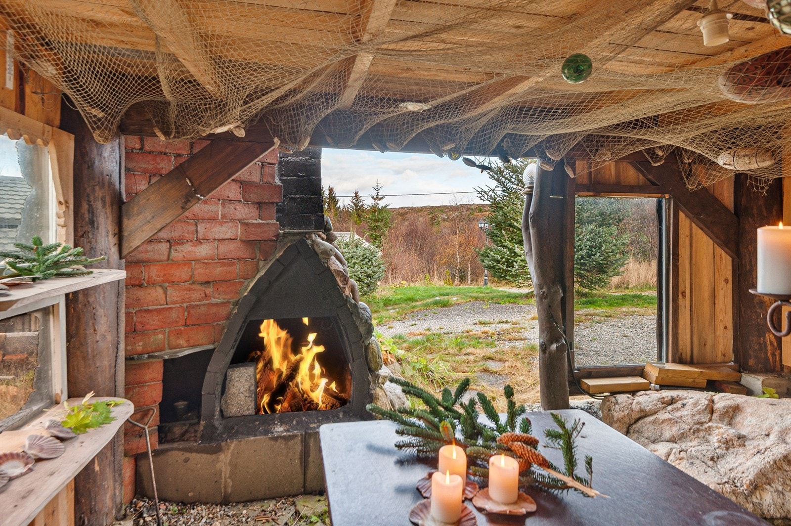 Grillhuset med egen vedovn - et perfekt sted å samle venner og familie på sene sommerkvelder! Galleribilde