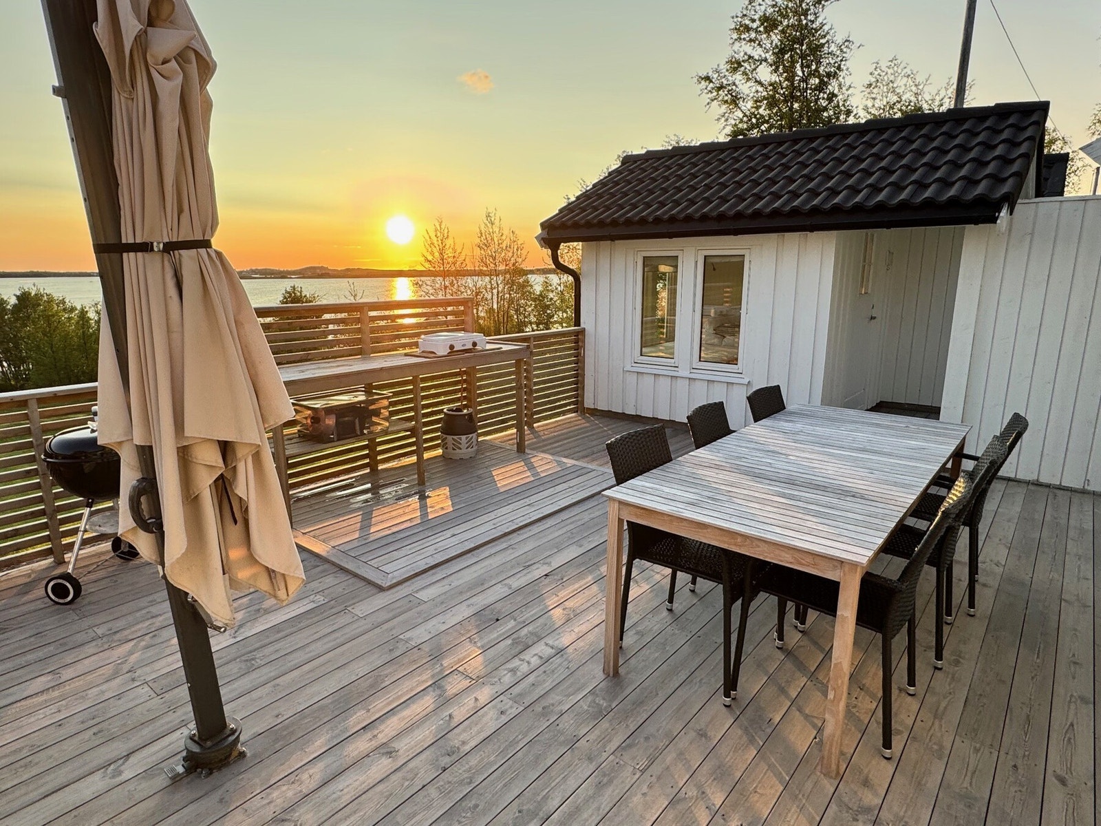 Den ene av to store markterrasser, med god plass til både spisebord og grill. Galleribilde