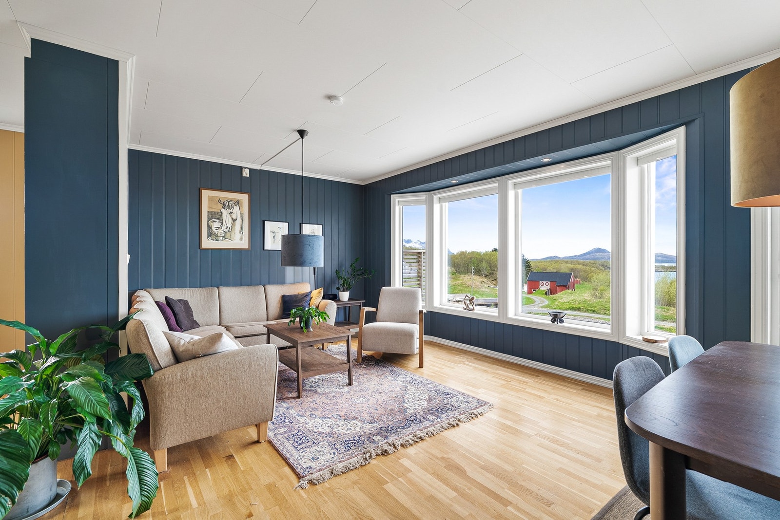 Vegger med smartpanel og malt tapet gir rommene et stilrent uttrykk. Galleribilde
