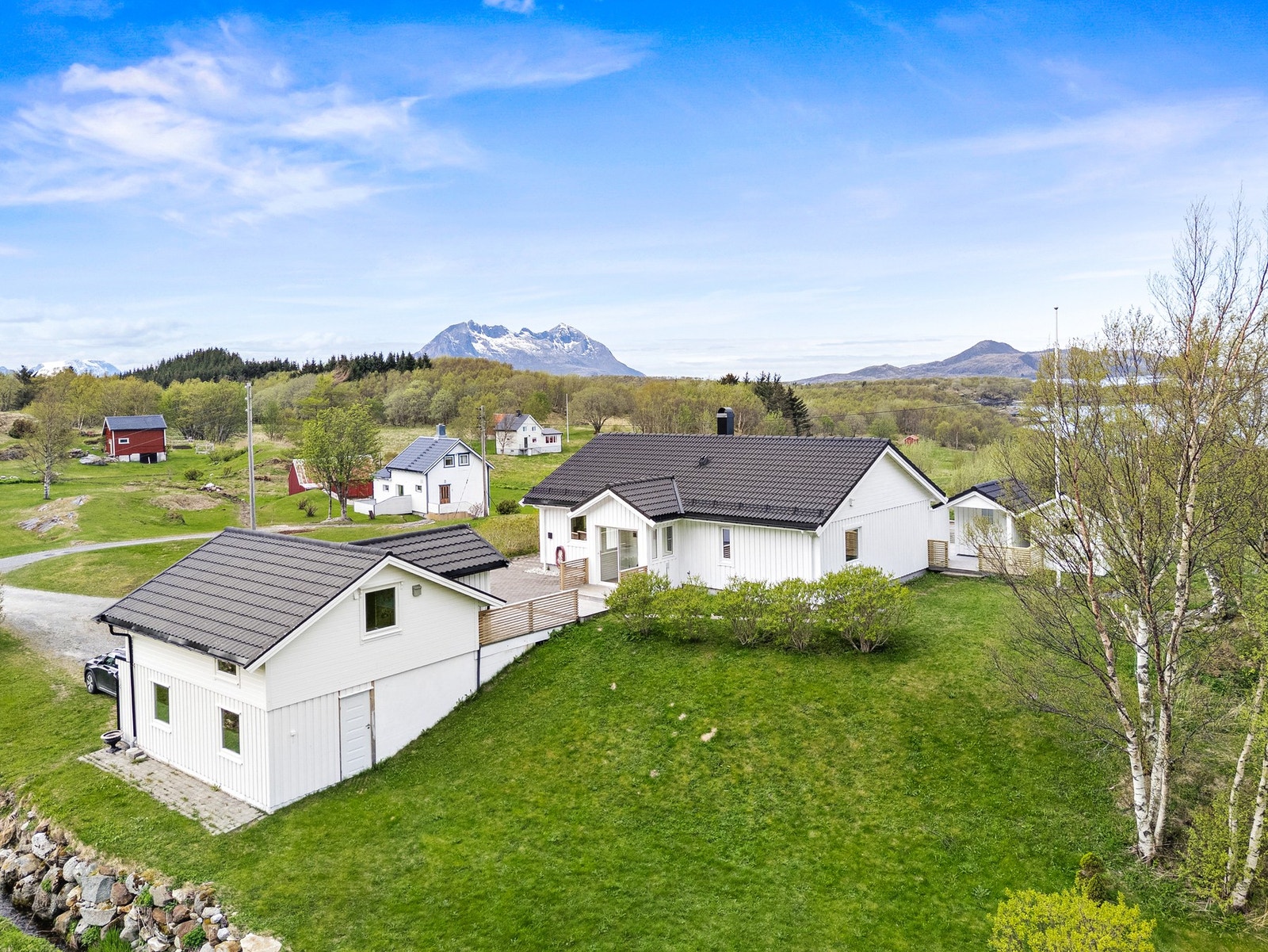 Eneboligen og garasjen ble oppført i henholdsvis 2010 og 2014. Galleribilde