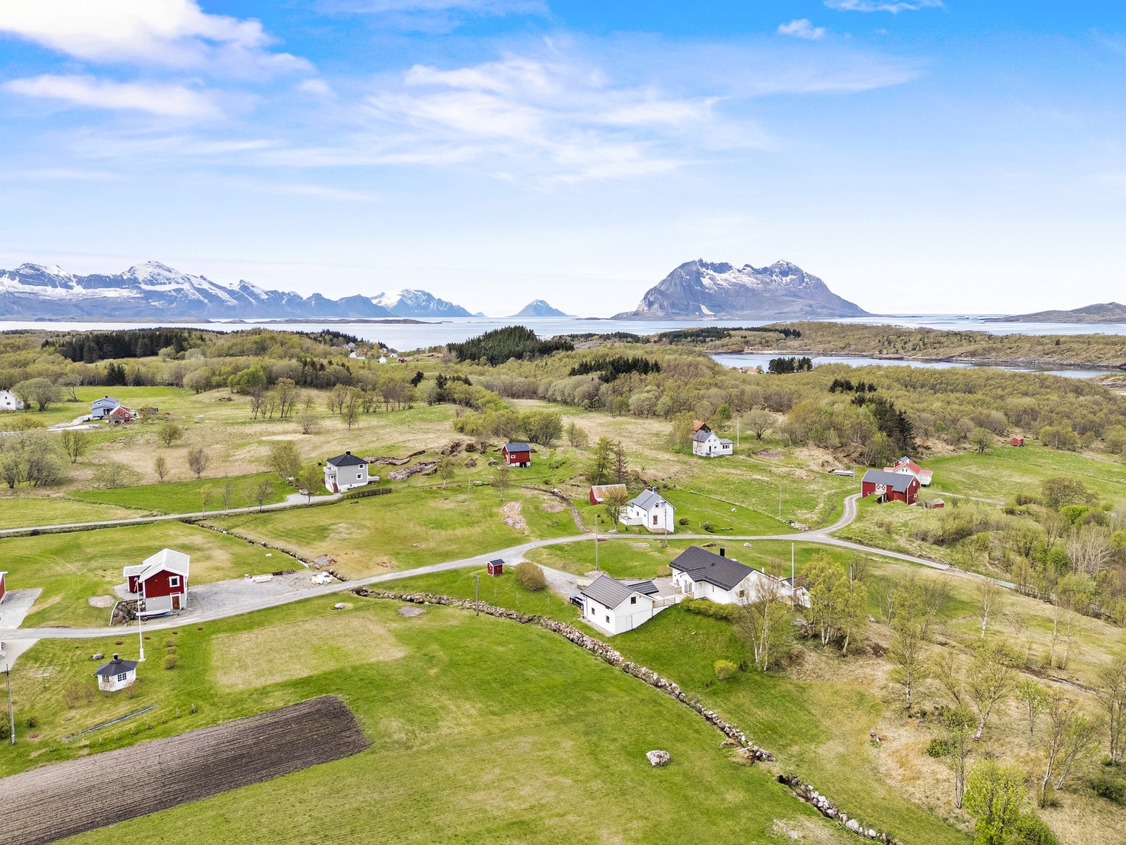 Omgitt av flott natur med umiddelbar nærhet til sjø og fjell. Galleribilde