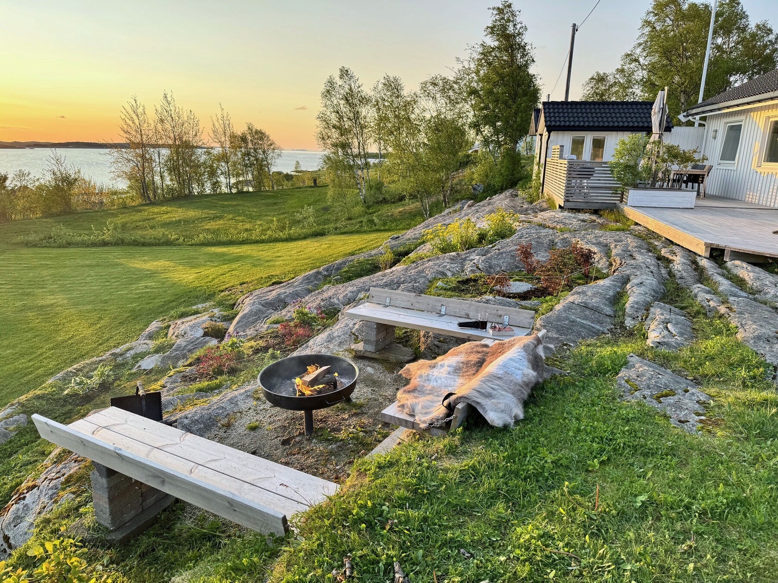 En egen uteplass med bålpanne, etablert på svaberget. Galleribilde