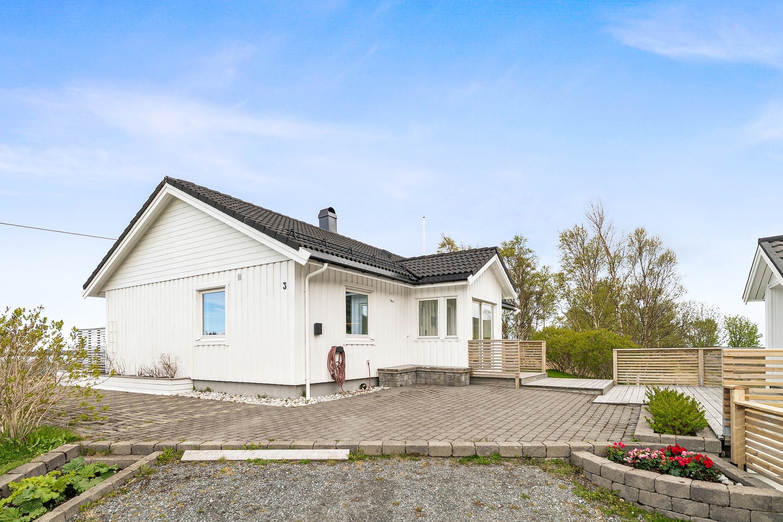 Eiendommen har en pent opparbeidet gårdsplass og atkomstarealer. Galleribilde