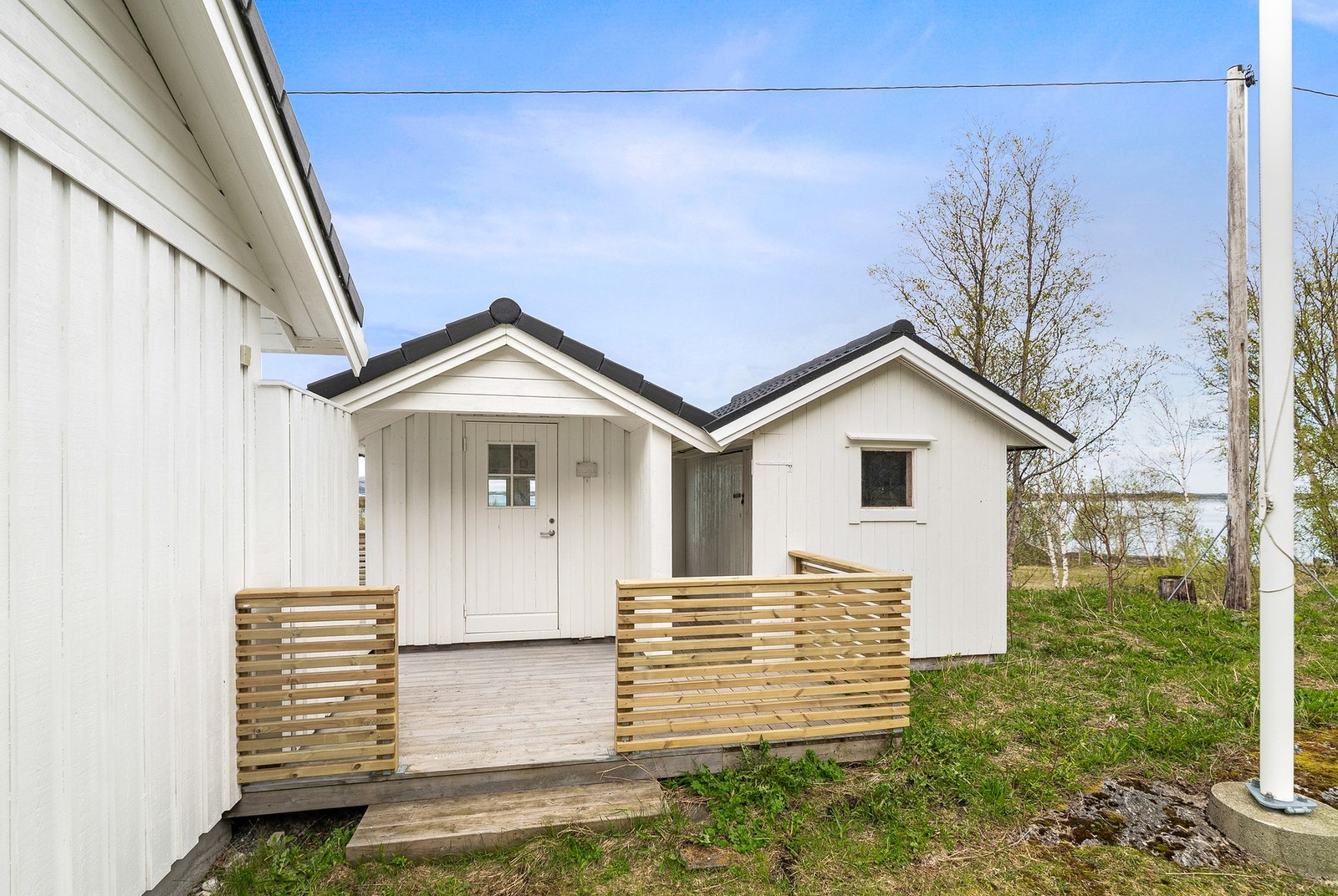 I tillegg til boden finnes et eget vedskjul for lagring av ved og hageredskaper. Galleribilde