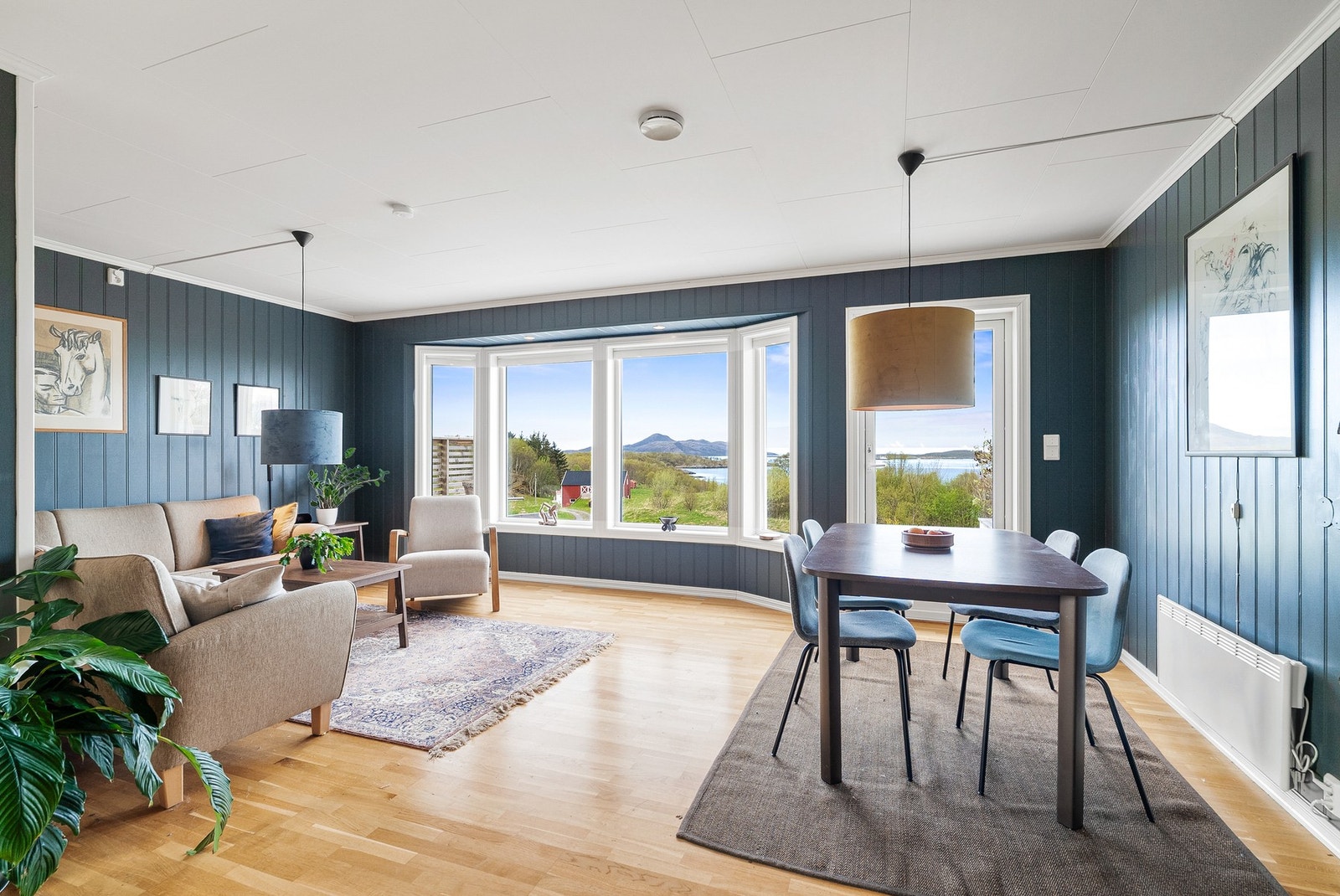 De store vinduene i karnappet rammer inn utsikten og gir rikelig med dagslys. Galleribilde