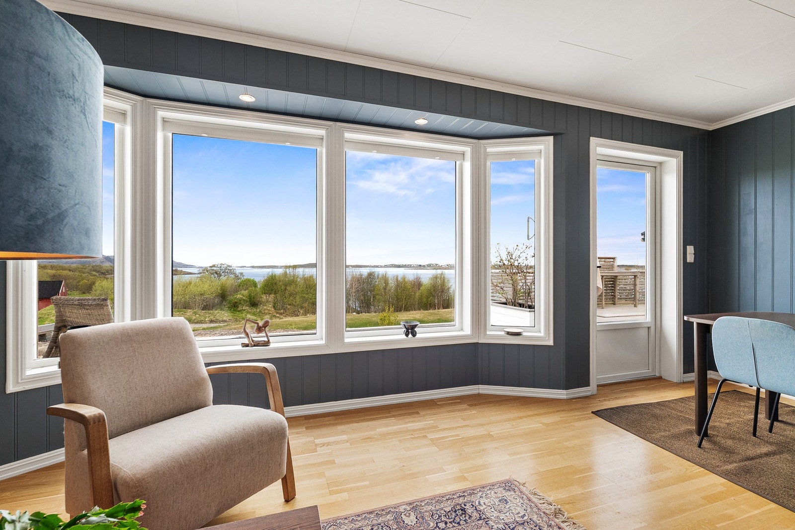 Fra stuen er det utgang til den store markterrassen på sørsiden av boligen. Galleribilde