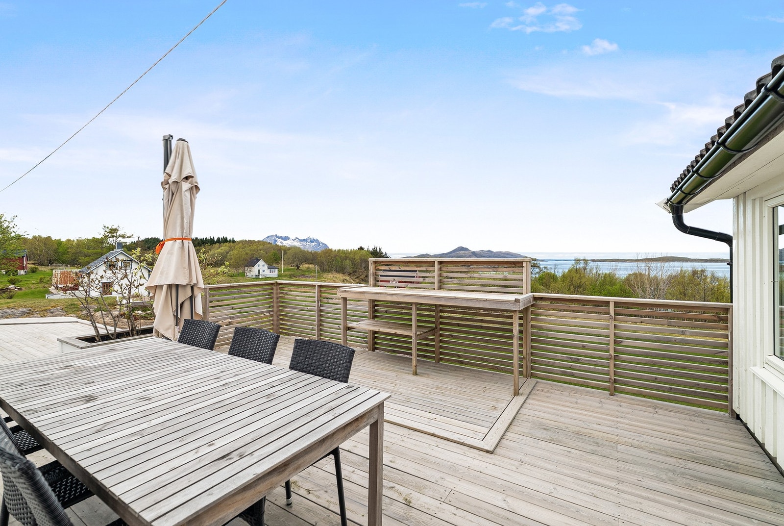 Fra terrassen har man utsikt over landskapet og sjøen. Galleribilde