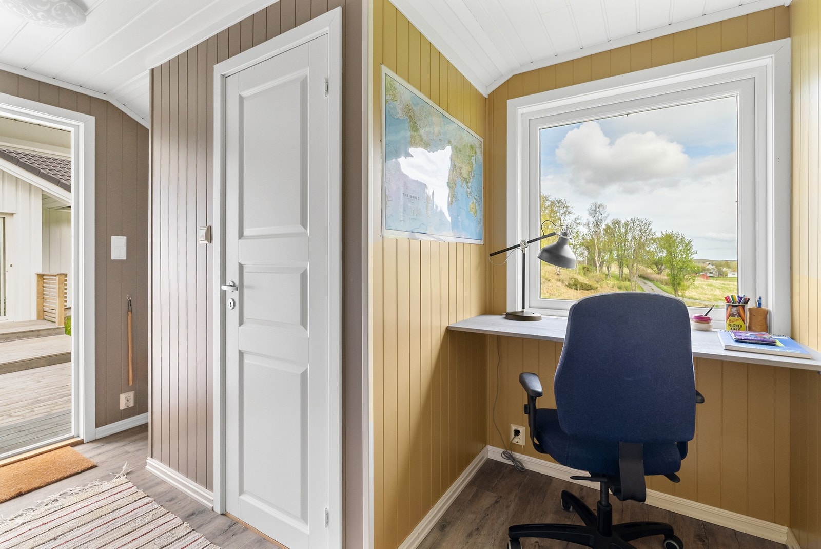 En smart krok i garasjebygget, perfekt for en liten arbeidsplass. Galleribilde