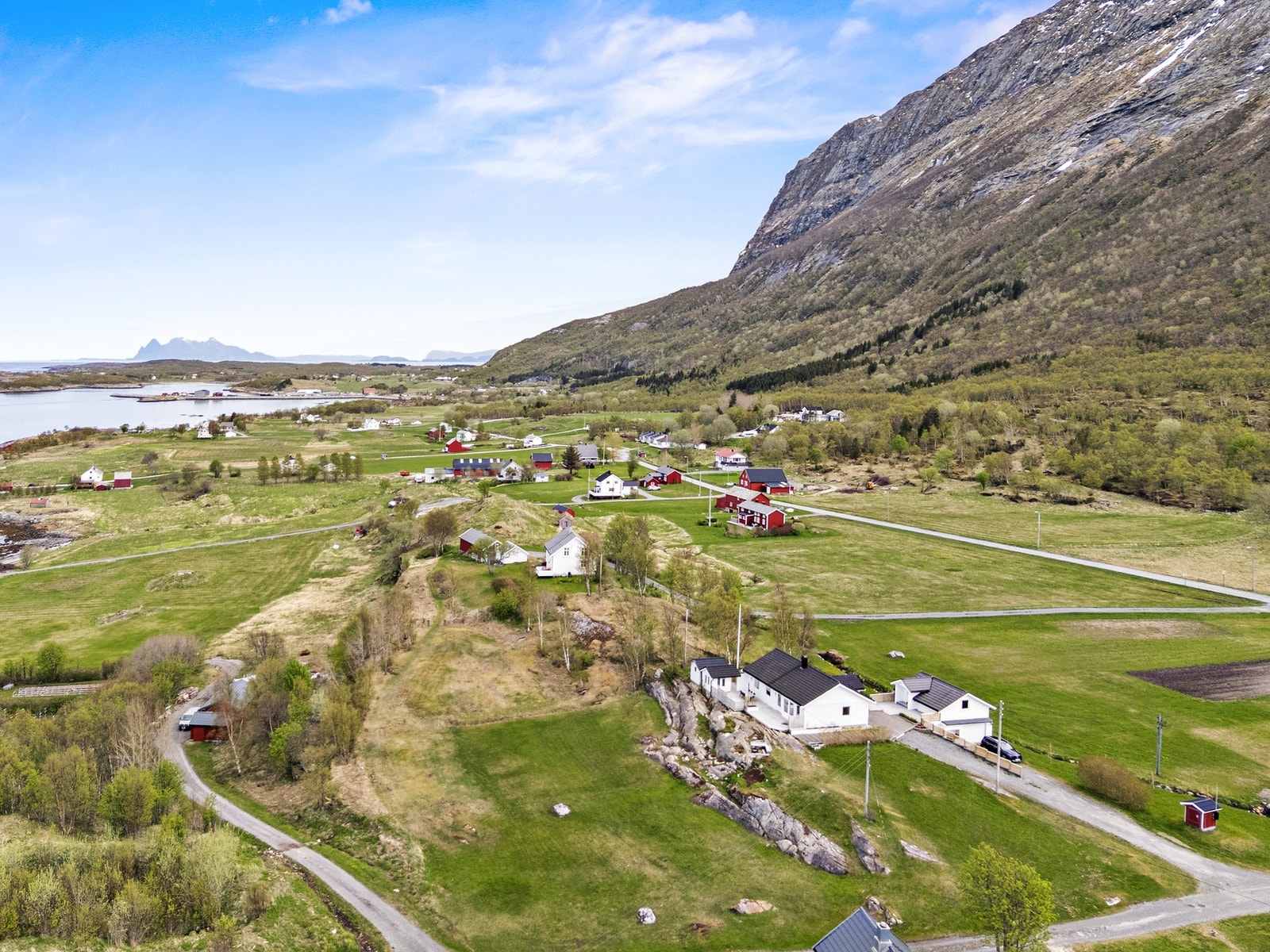 Fra eiendommen er det kort vei til Joker Sandhornøy (ca. 2 min) og Sandhornøy skole og barnehage (ca. 4 min). Galleribilde