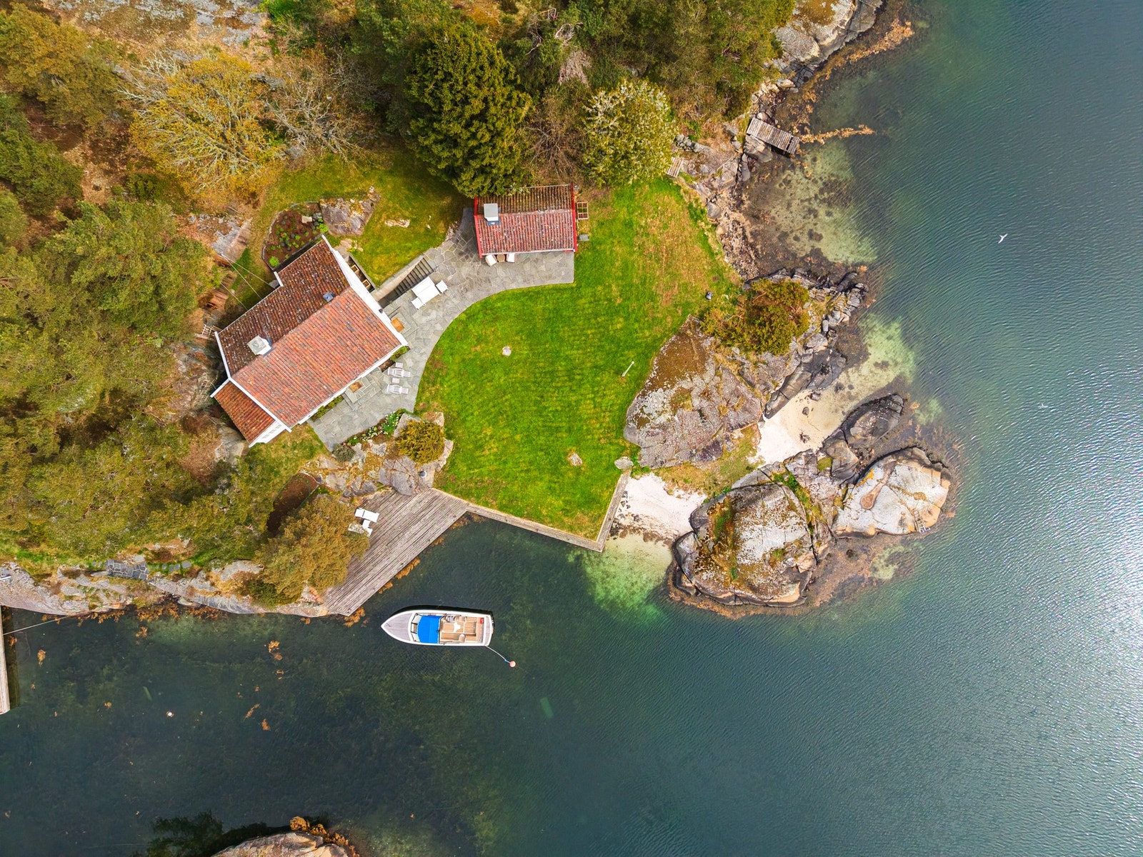 Dronebilde tatt rett over eiendommen Galleribilde