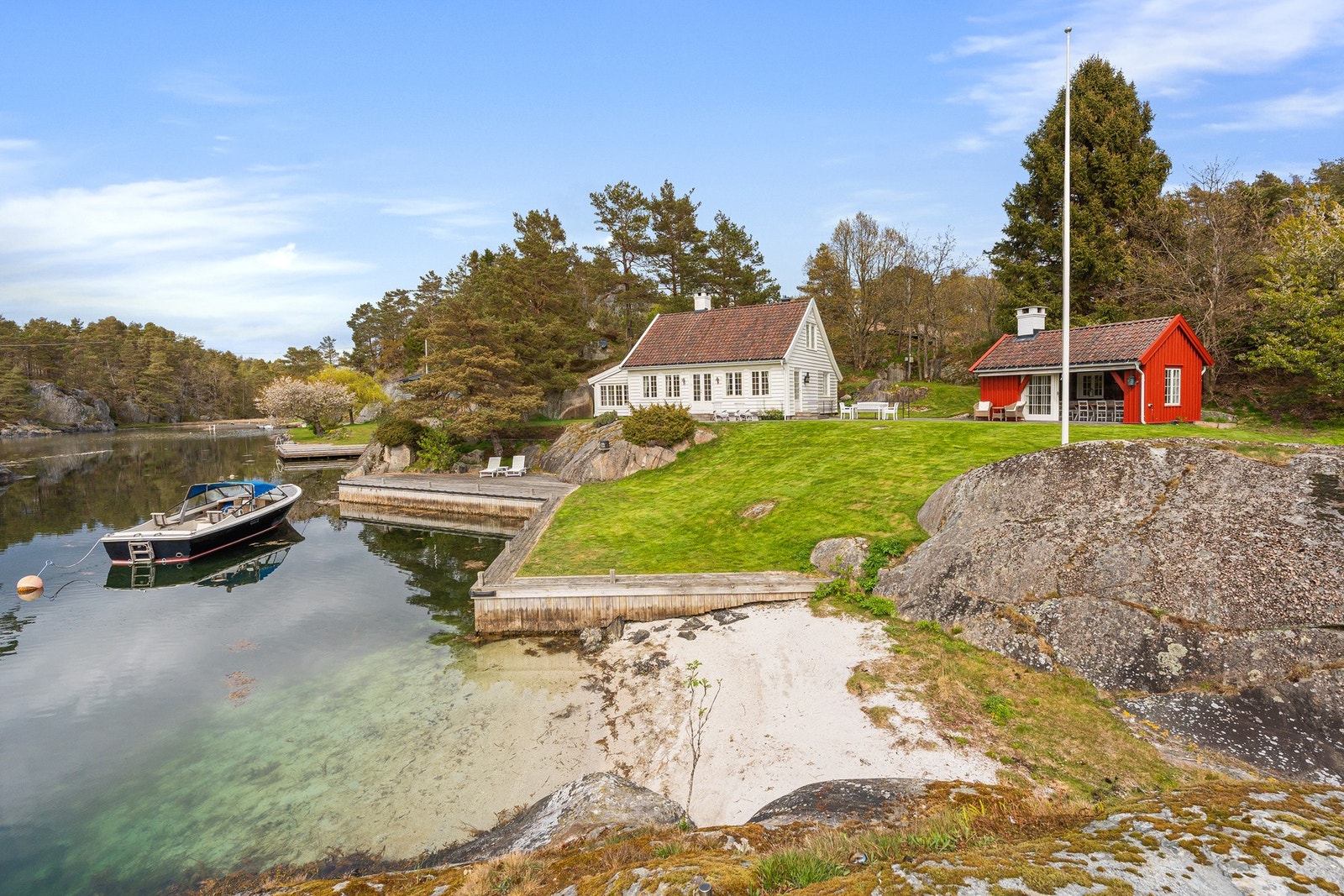 Egen idyllisk sandstrand på eiendommen Galleribilde
