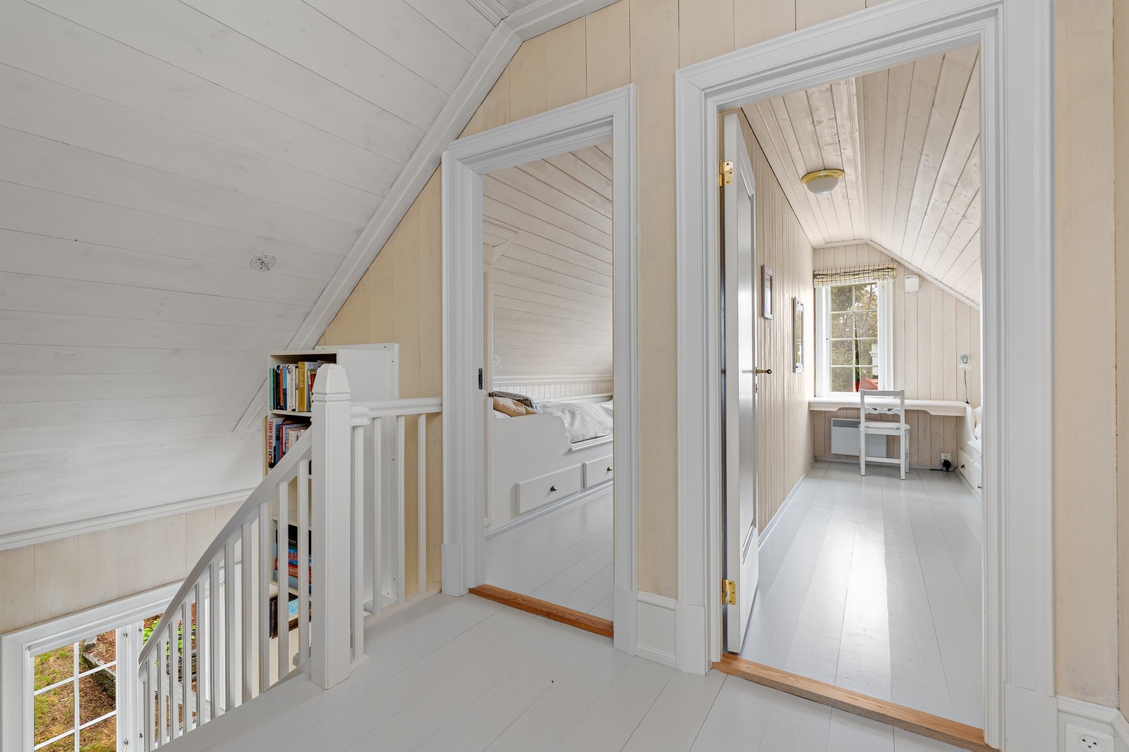 Fra gangen i 2.etg. med dør inn til to soverom Galleribilde