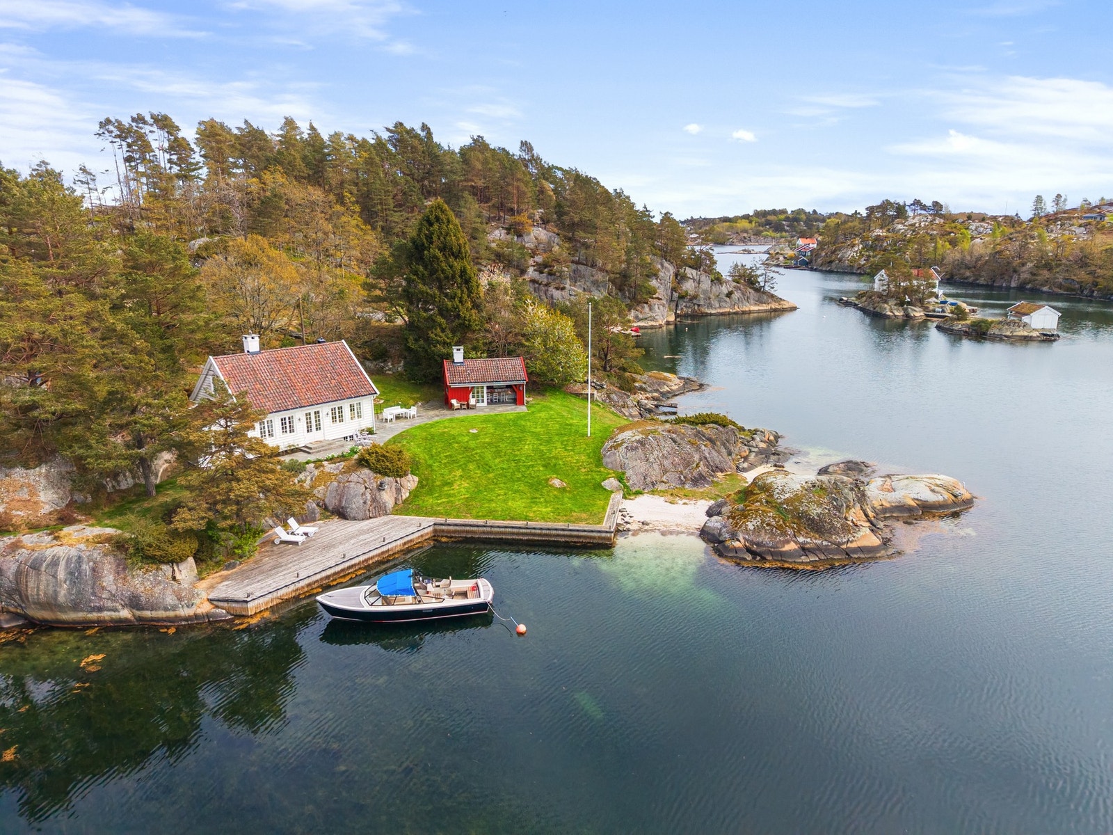 Eiendommen ligger nydelig plassert i flotte skjærgårdsomgivelser Galleribilde