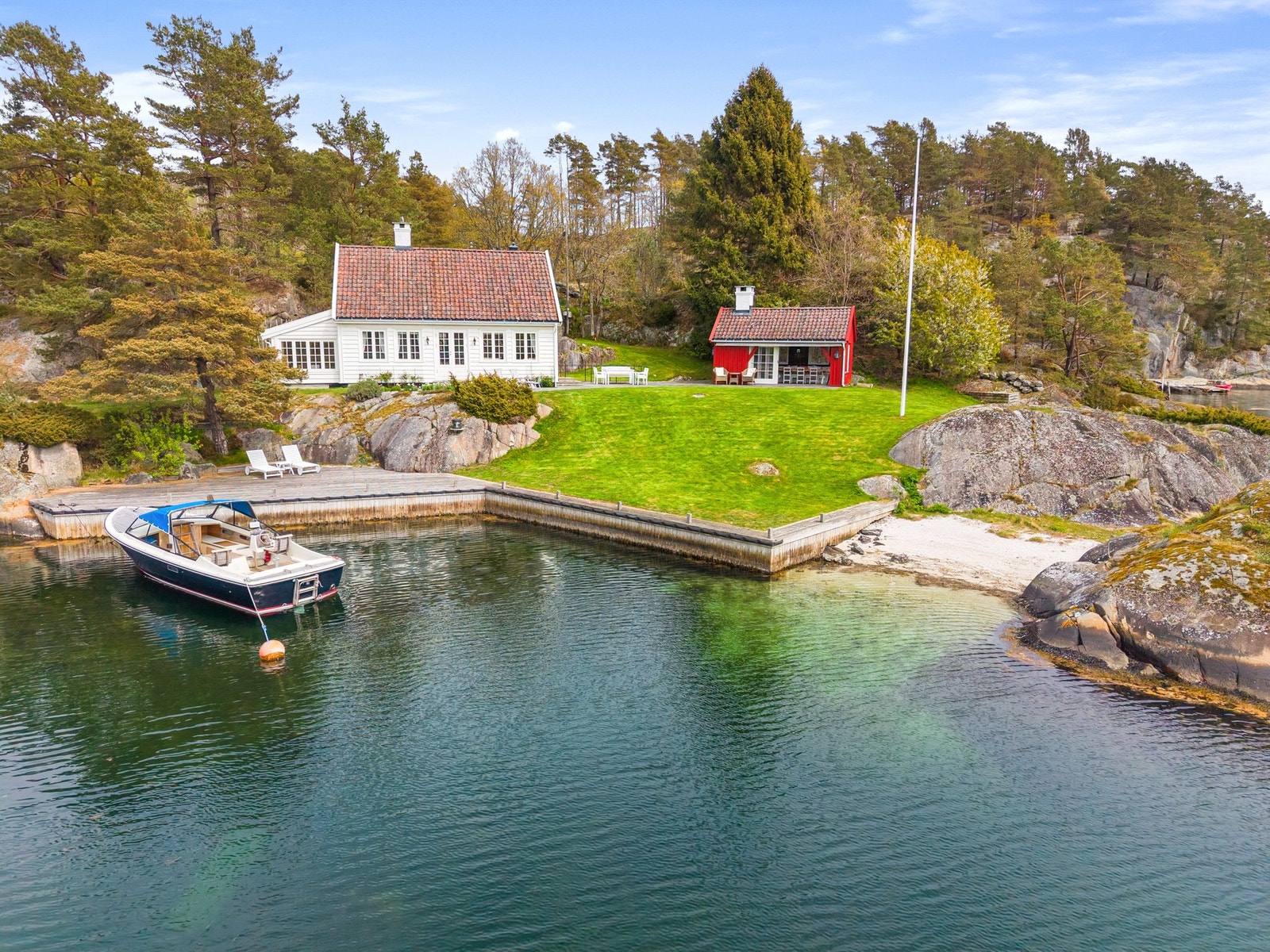 Eiendommen ligger nydelig plassert i naturskjønne skjærgårdsomgivelser Galleribilde