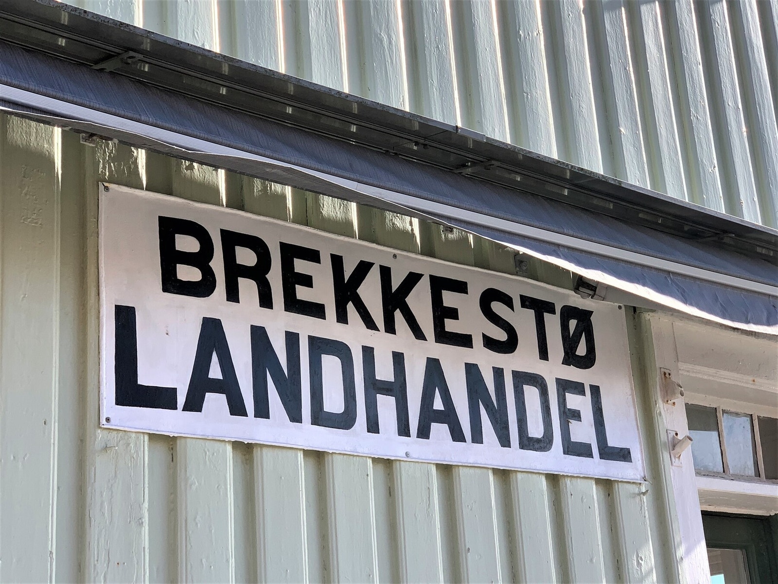 Her bilde fra Brekkestø Landhandel som er en sommeråpen matbutikk Galleribilde