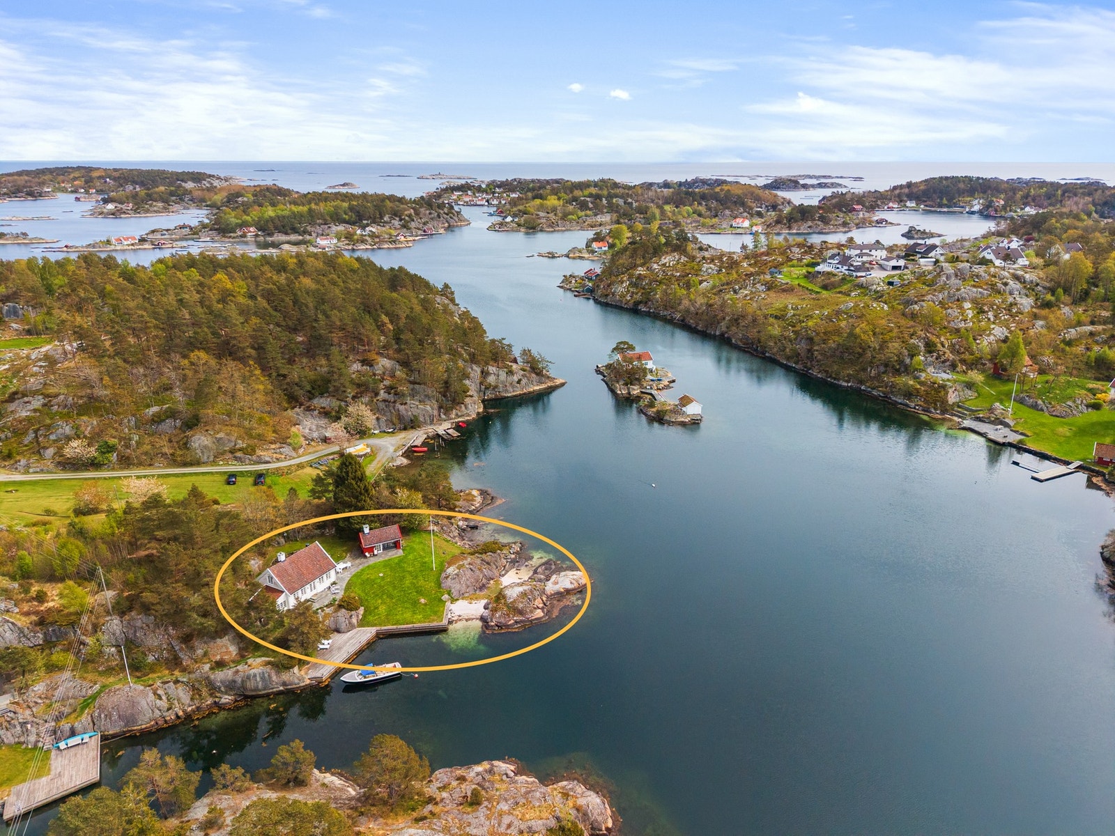 Dronebilde over området med eiendommen ringet inn og hvor man ser hvor nærme Blindleia er øverst i bildet - luftlinje kun 300 meter unna Galleribilde