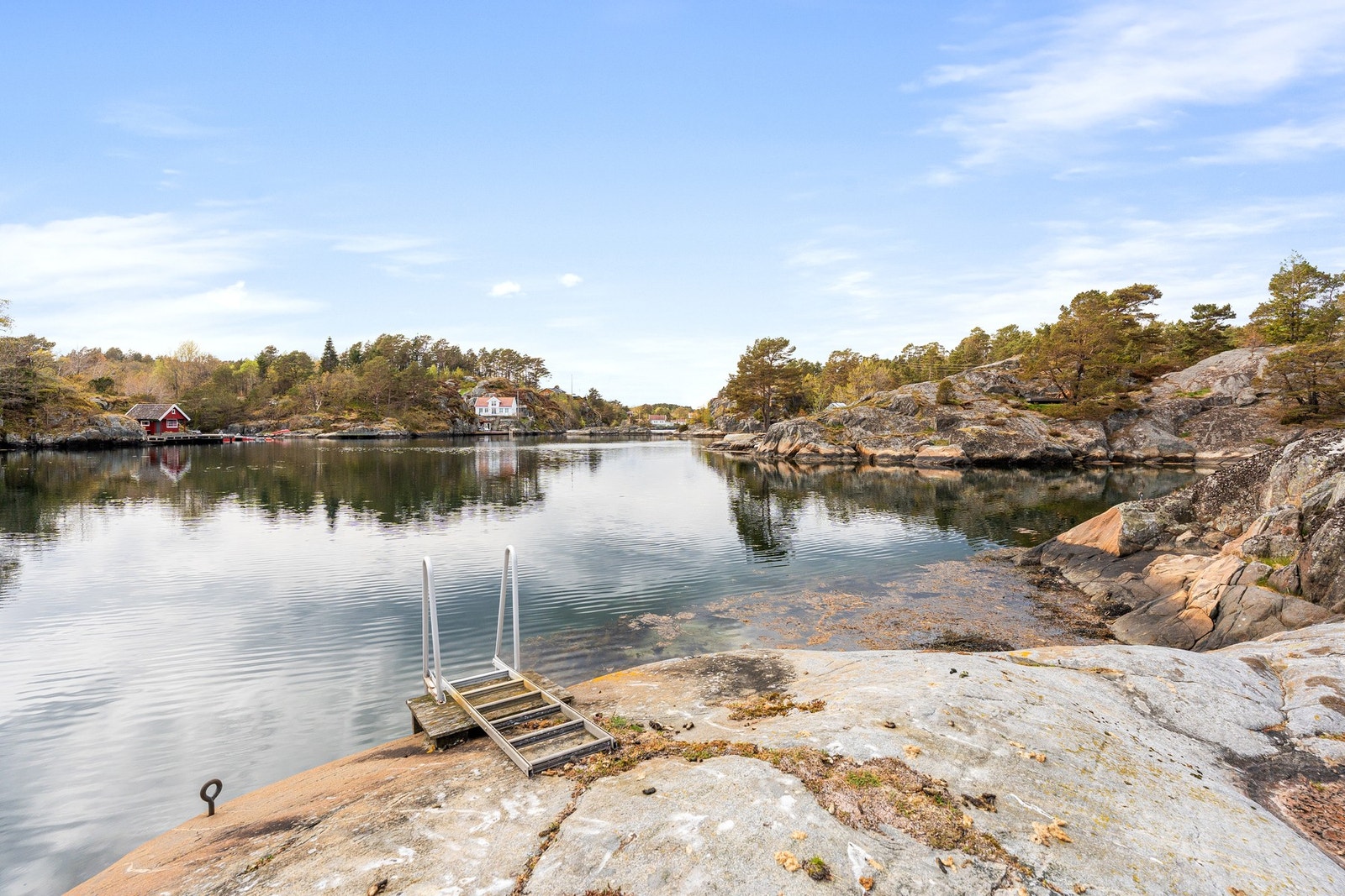 Ytterst på "holmen" er det en fin badetrapp Galleribilde