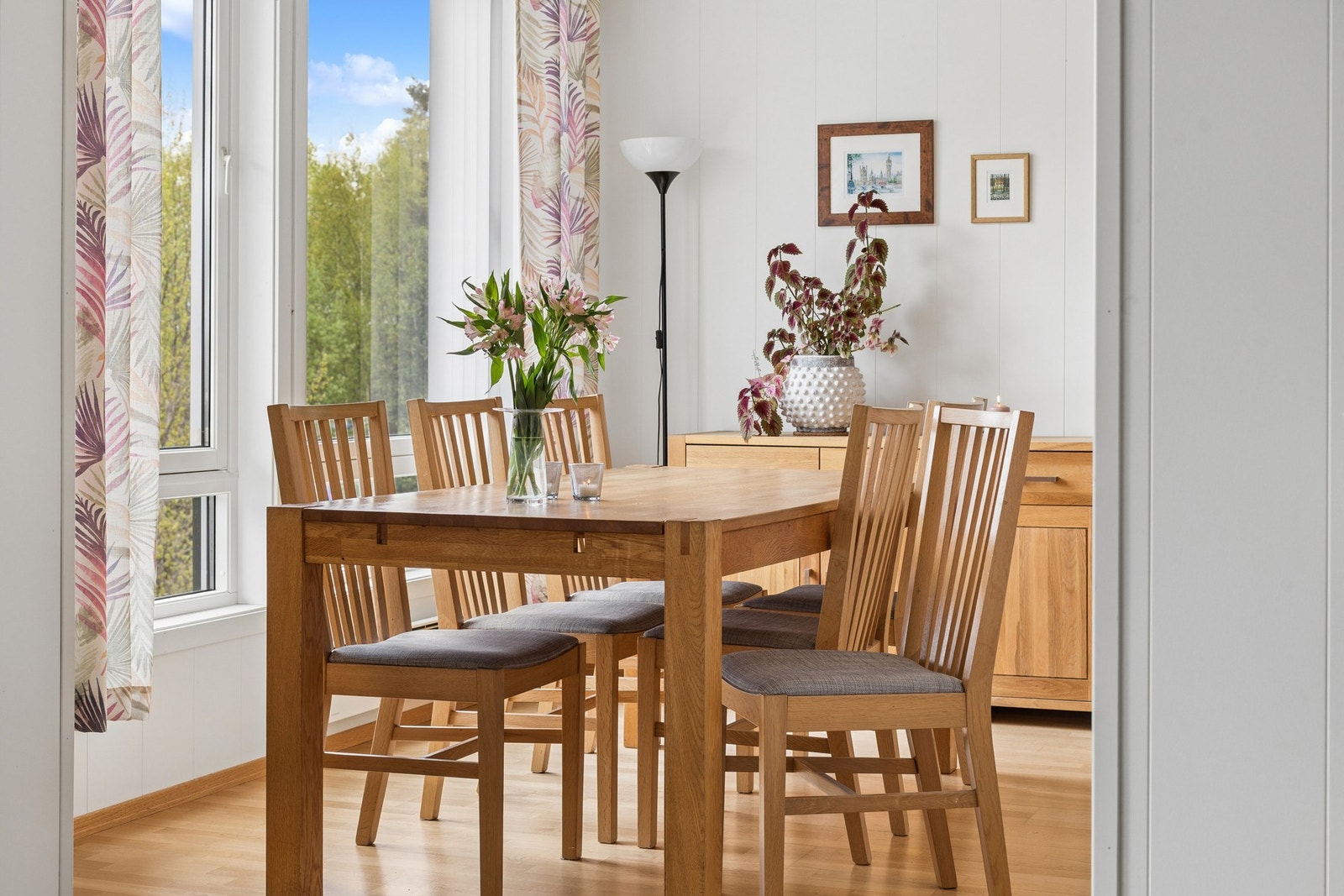 Lys og hyggelig spiseplass med store vindusflater. Galleribilde