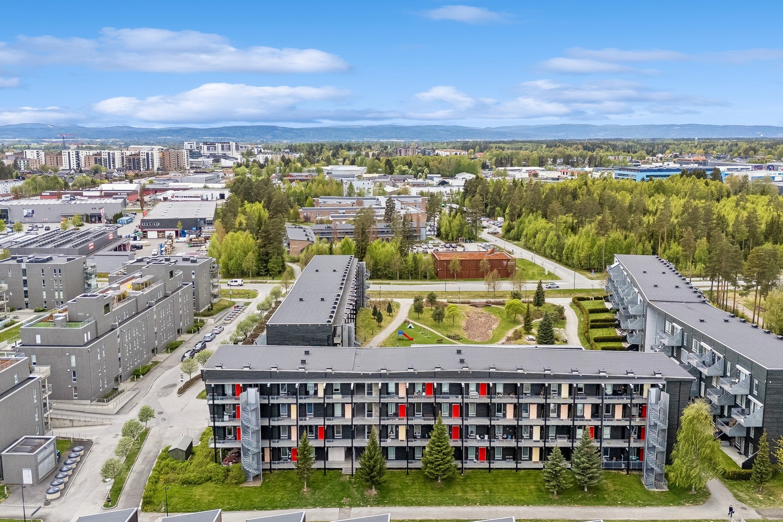 Det er gang- og sykkelvei til sentrum, som har kafeer, spisesteder og et rikt utvalg av fasiliteter og servicetilbud. Galleribilde