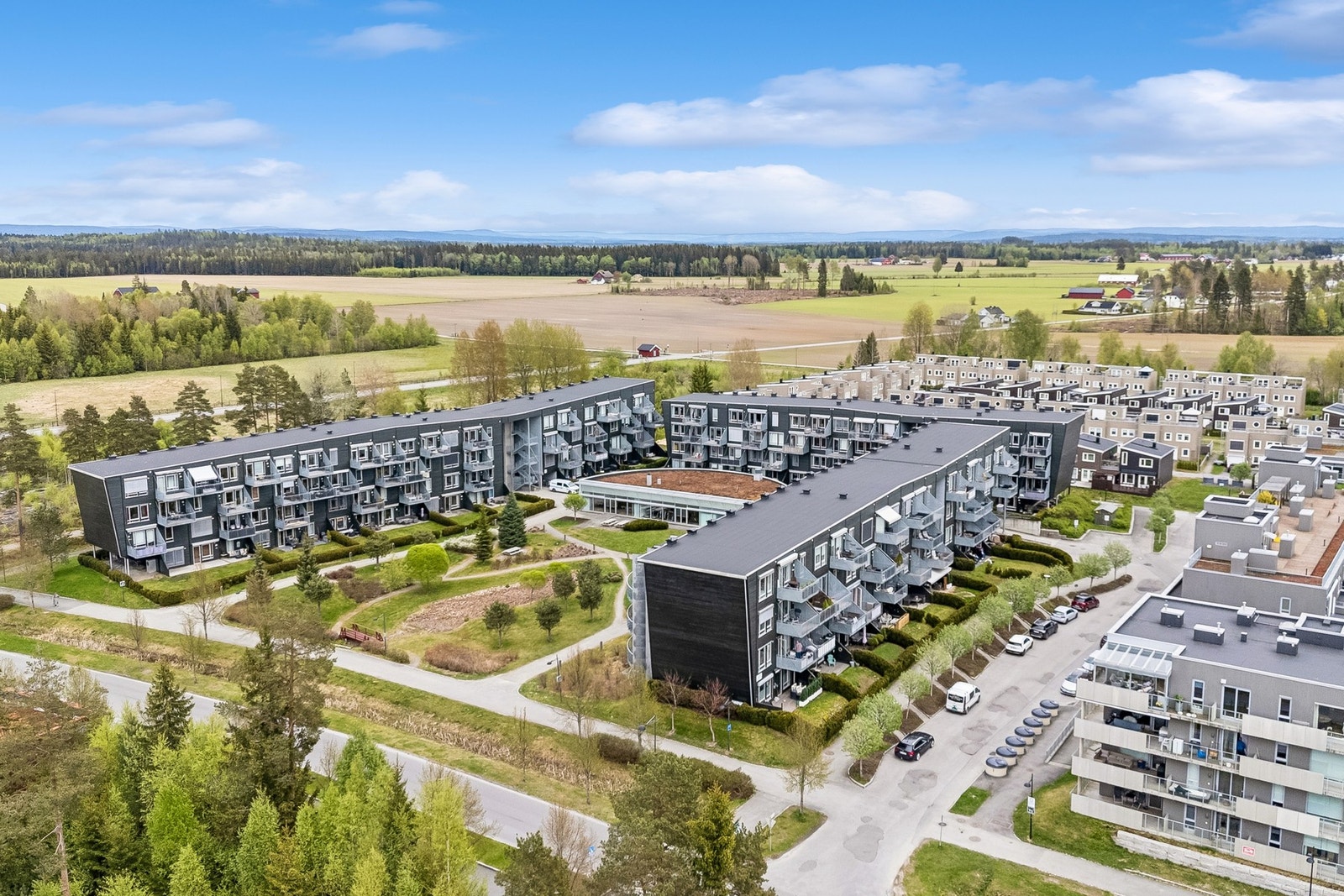 Eiendommen ligger i et sentralt, nyere etablert og barnevennlig boligområde like utenfor Jessheim sentrum i Ullensaker kommune. Galleribilde