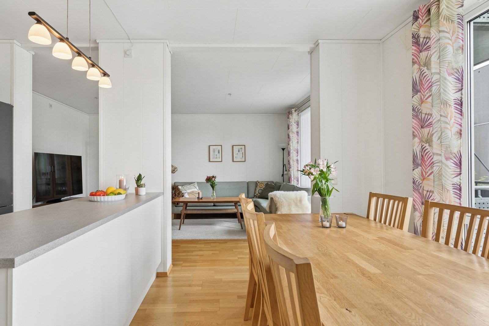 Leiligheten har en fin planløsning som legger til rette for spisestue på kjøkkenet. Galleribilde