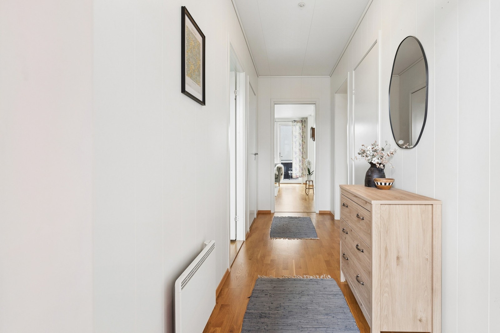 Lys og innbydende entré med praktisk planløsning og moderne uttrykk. Galleribilde