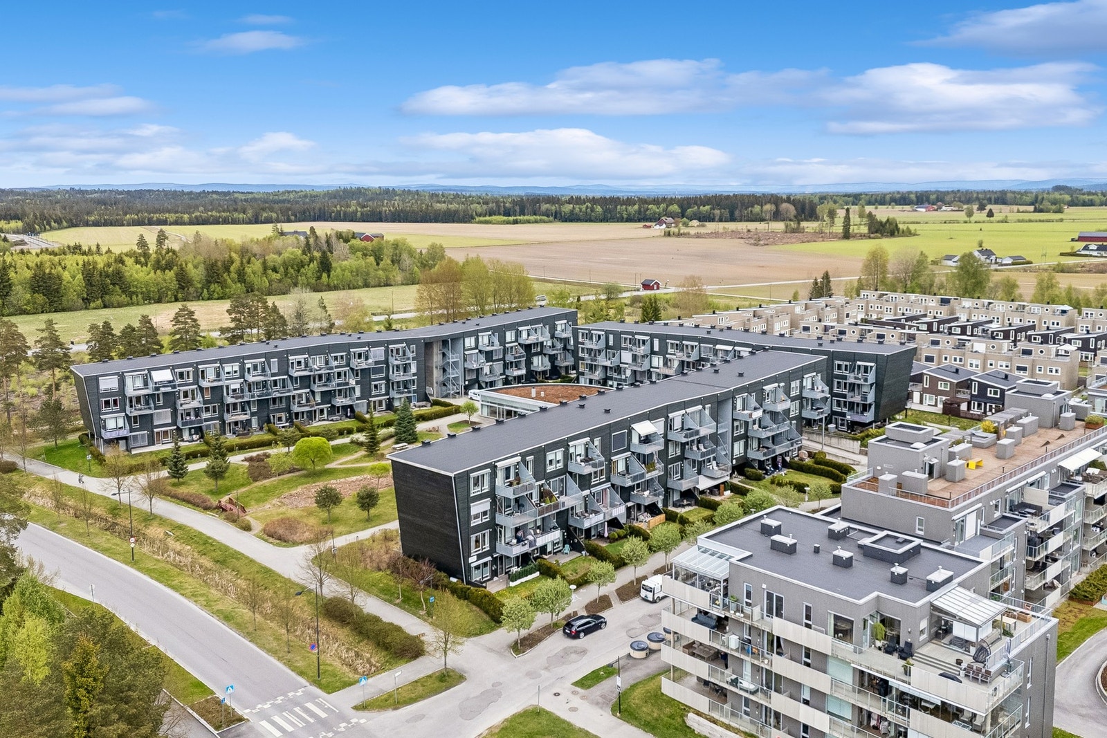 Videre er det kort vei til lekeplass, fotballbaner, tennisanlegg og flere treningssenter. Galleribilde