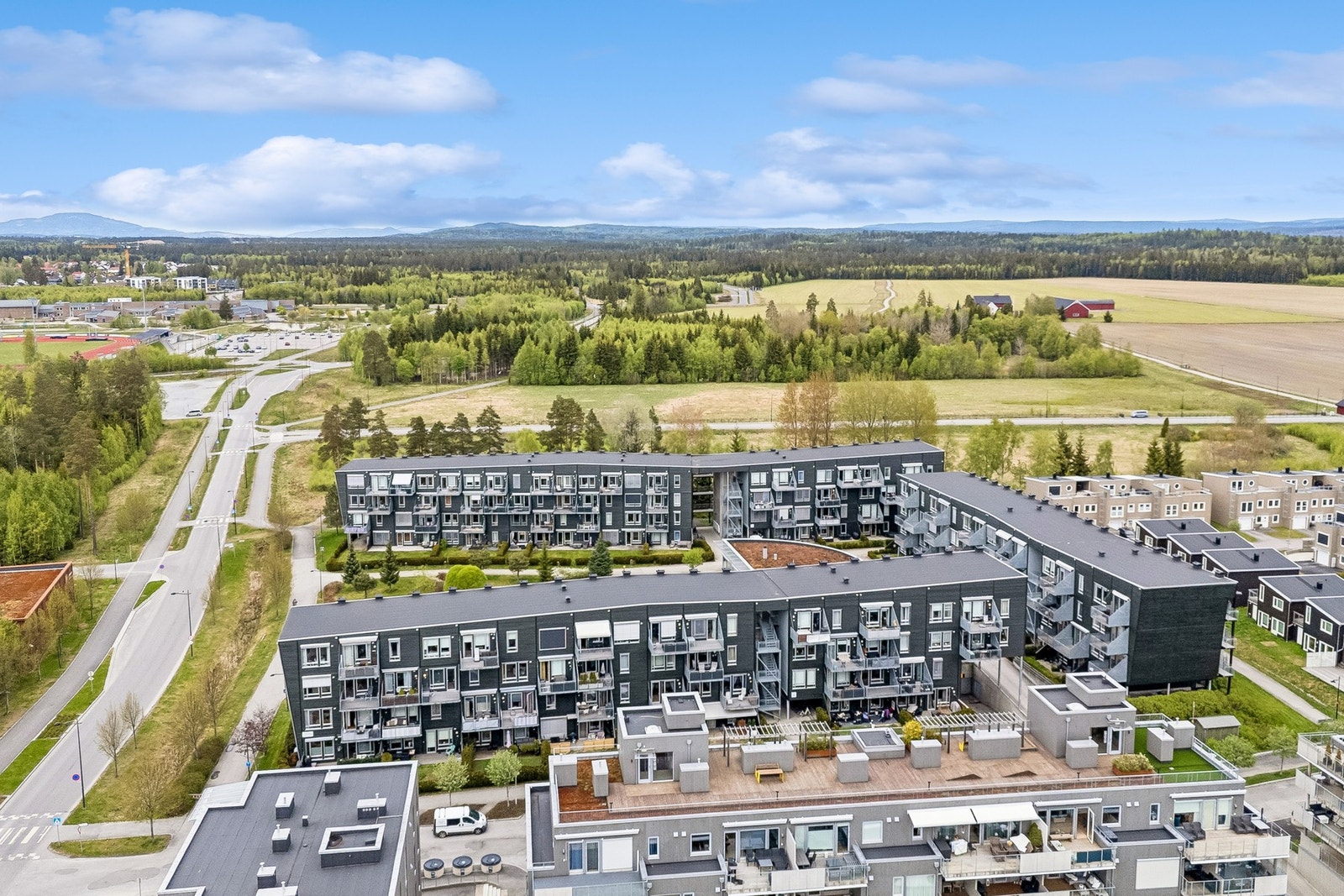 Dagligvarehandelen kan blant annet gjøres på Rema 1000 Gystadparken og Meny Gystadmarka. For ytterligere servicetilbud anbefales Jessheim Storsenter. Galleribilde