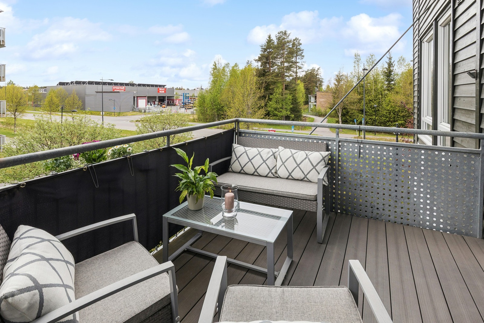 Balkongen er vestvendt, noe som gir gode solforhold. Galleribilde