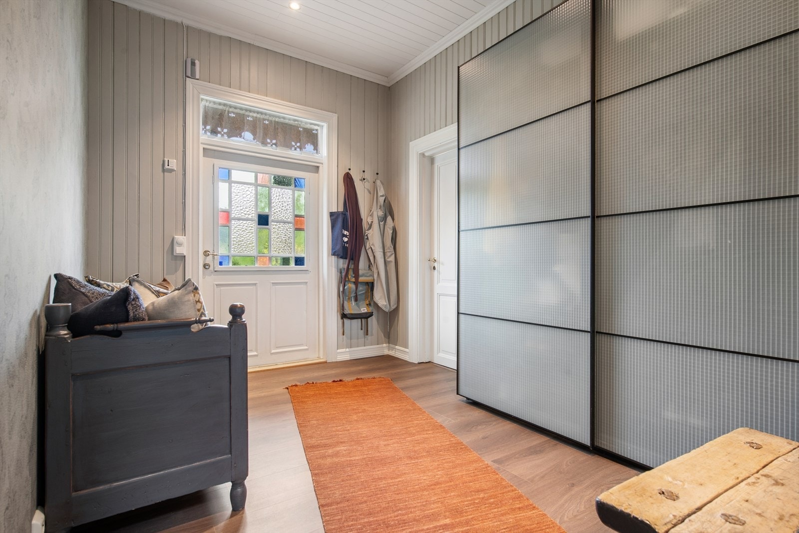 God lagringsplass i gangen. Galleribilde