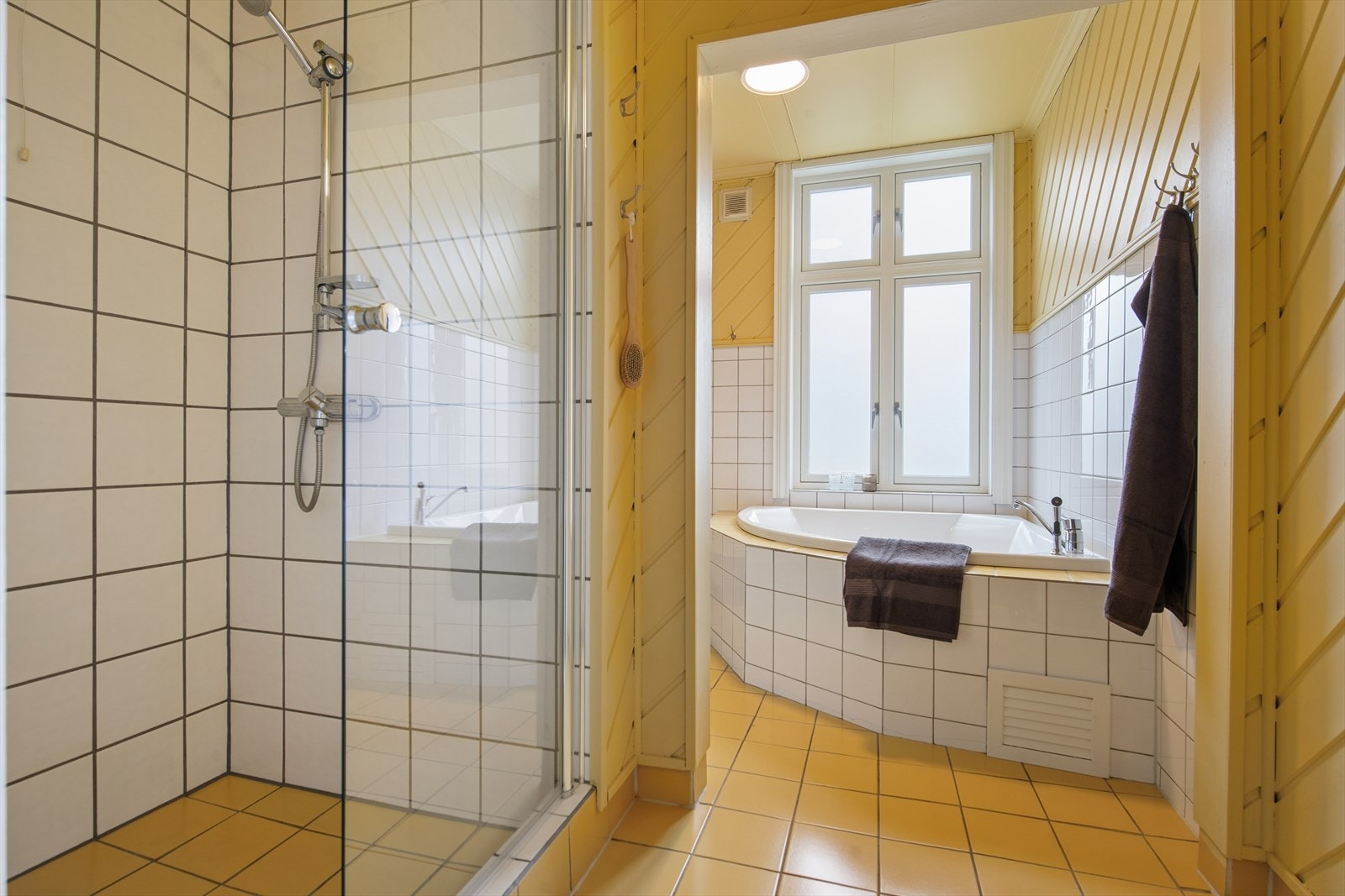 Baderom i 1 etg. med stor dusjnisje. Galleribilde