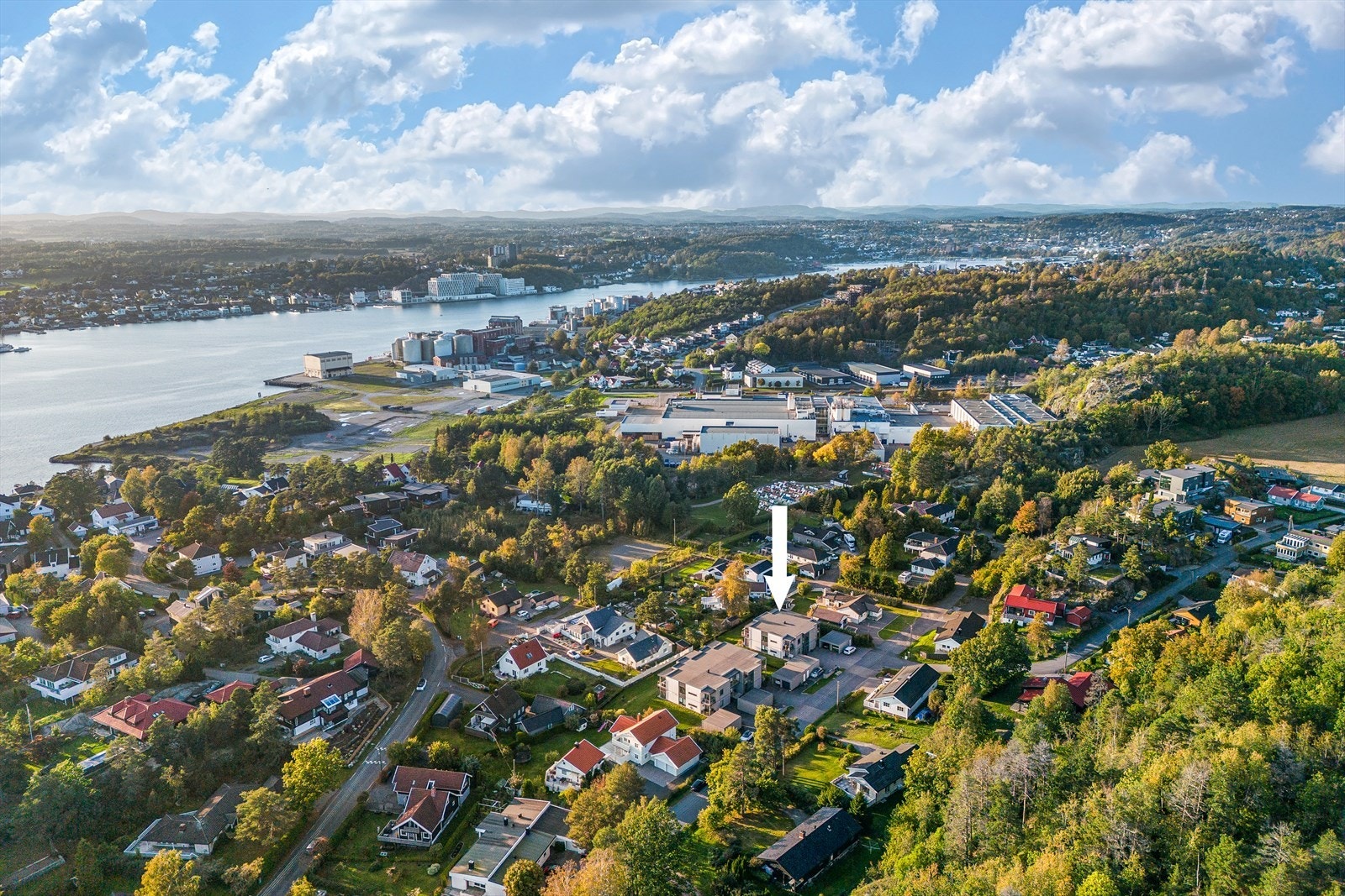 Det er kun 5,5 kilometer til Sandefjord sentrum, med gode bussforbindelser i nærheten. Galleribilde