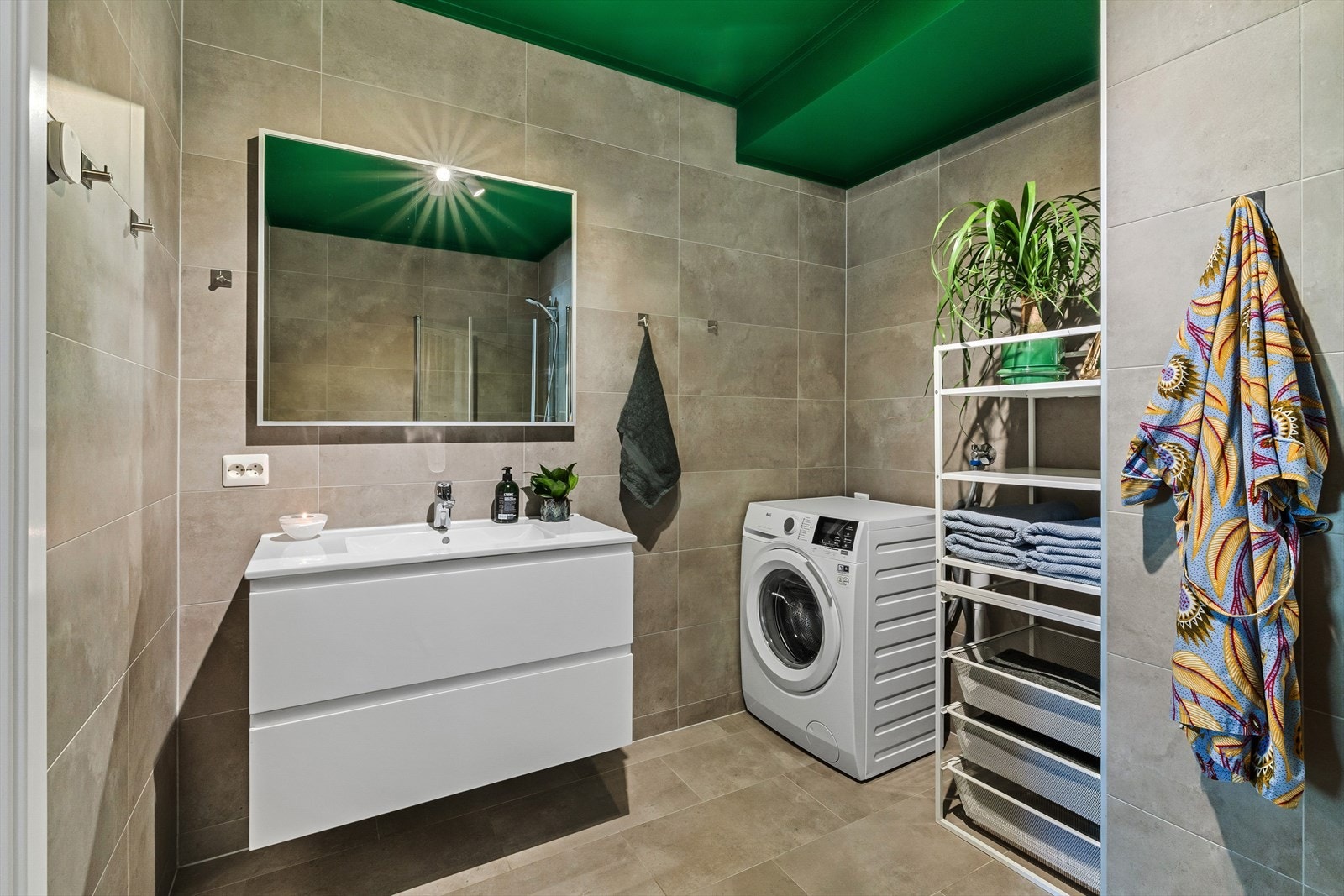 Badet er helfliset og har elektriske varmekabler i gulvet. Galleribilde