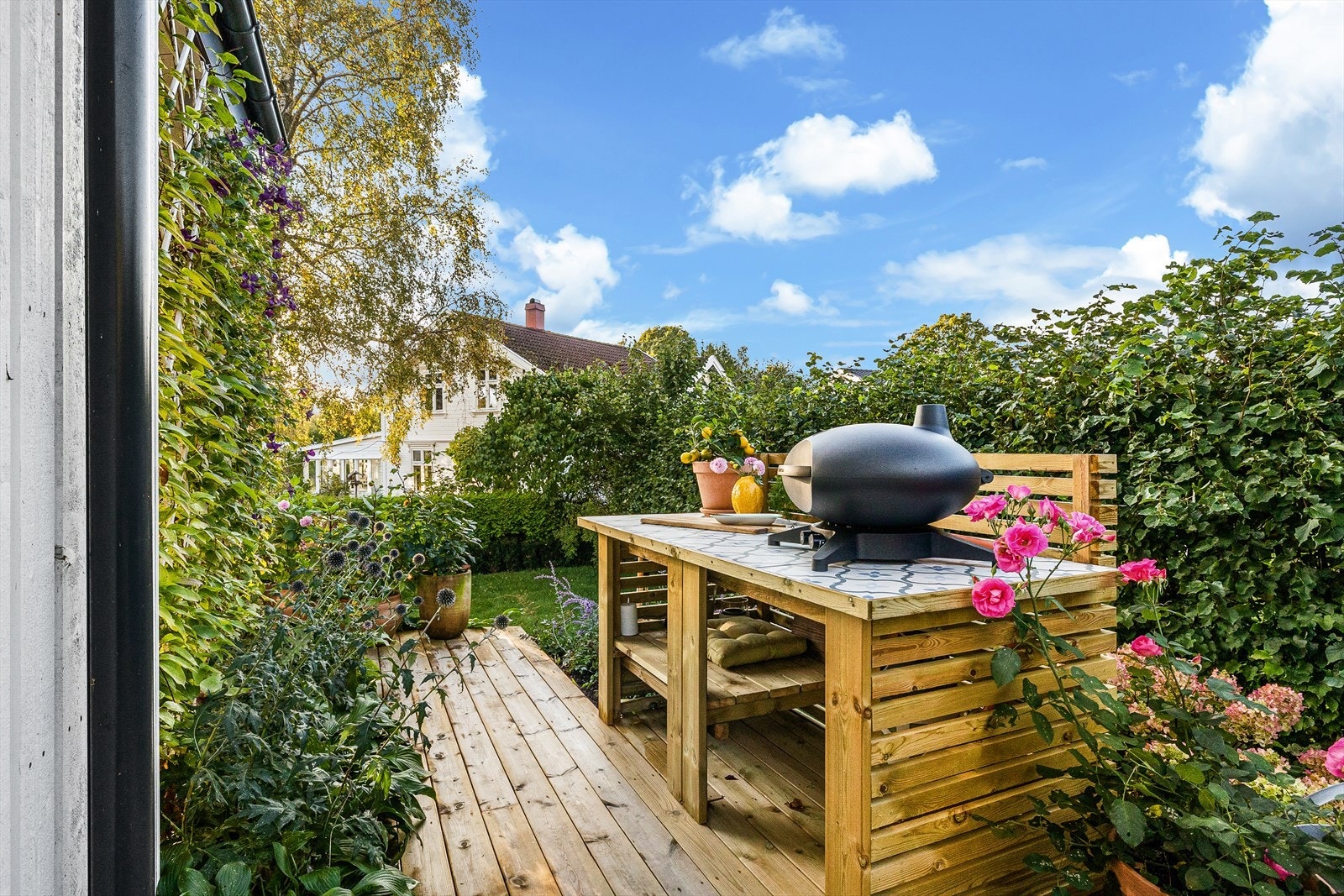 Det er etablert en flott og innbydende plass for matlaging og kokkelering, perfekt for hyggelige måltider og sosiale sammenkomster. Her ligger forholdene godt til rette for å nyte matlagingen i trivelige omgivelser. Galleribilde