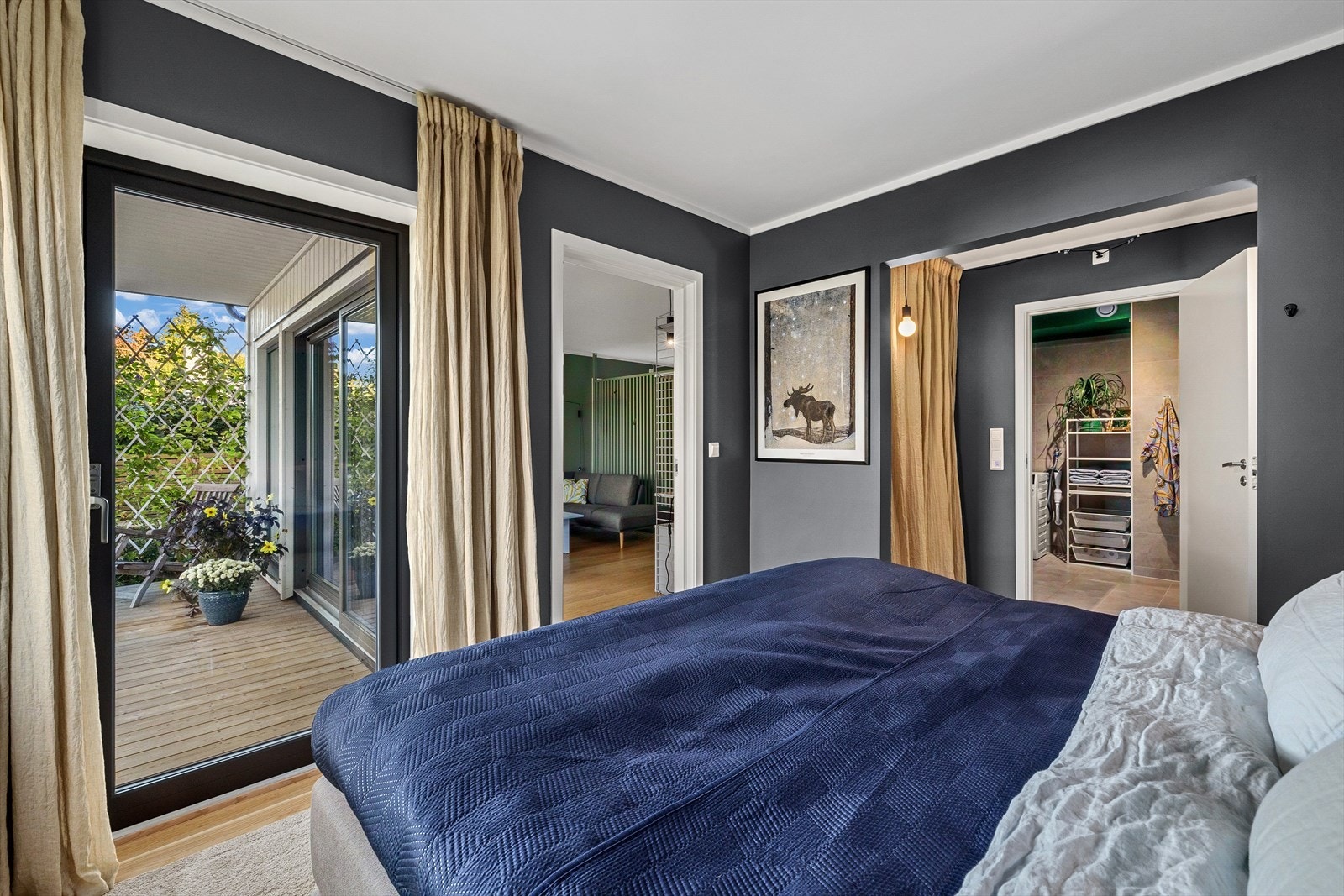 Hovedsoverommet er en privat suite med eget bad, walk in closet og har utgang til en skjermet uteplass. Galleribilde