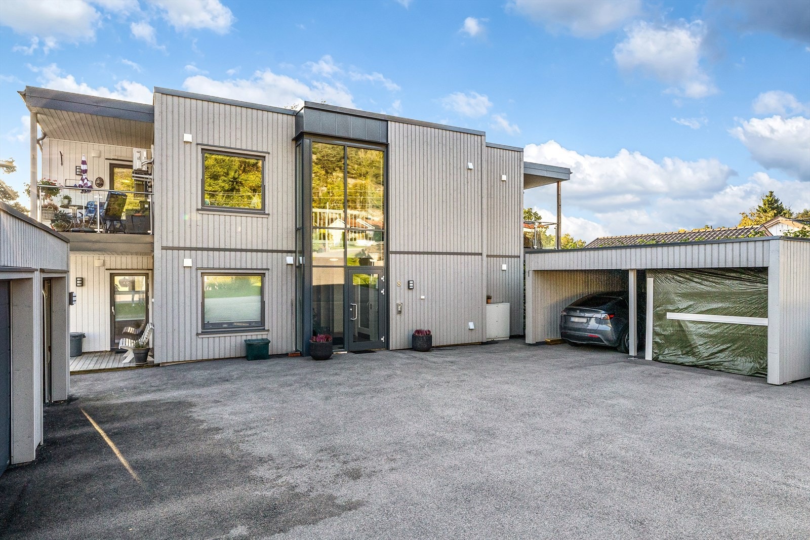 Bygget har en moderne arkitektur med stående bordkledning. Galleribilde