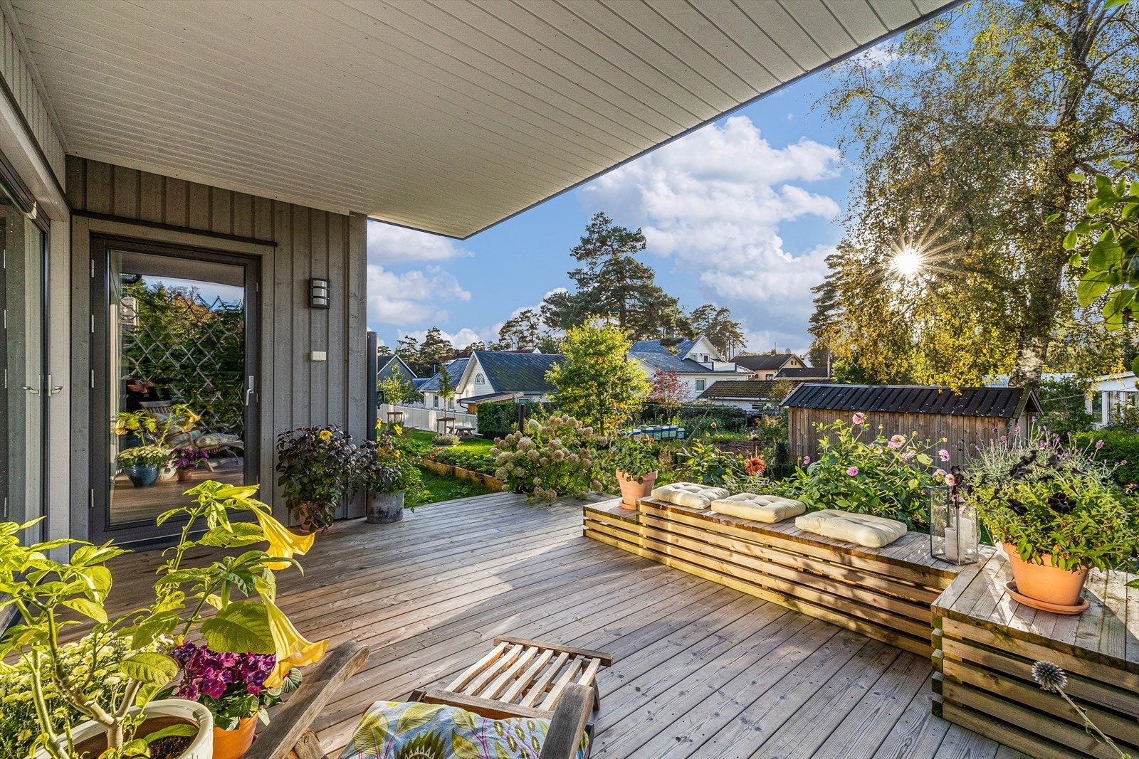 Terrassen byr på svært gode møbleringsmuligheter med plass til flere soner og avdelinger. Her kan man enkelt innrede med både spisegruppe, loungeområde og solsenger, noe som gjør uteplassen perfekt for både avslapning og sosiale sammenkomster. Galleribilde
