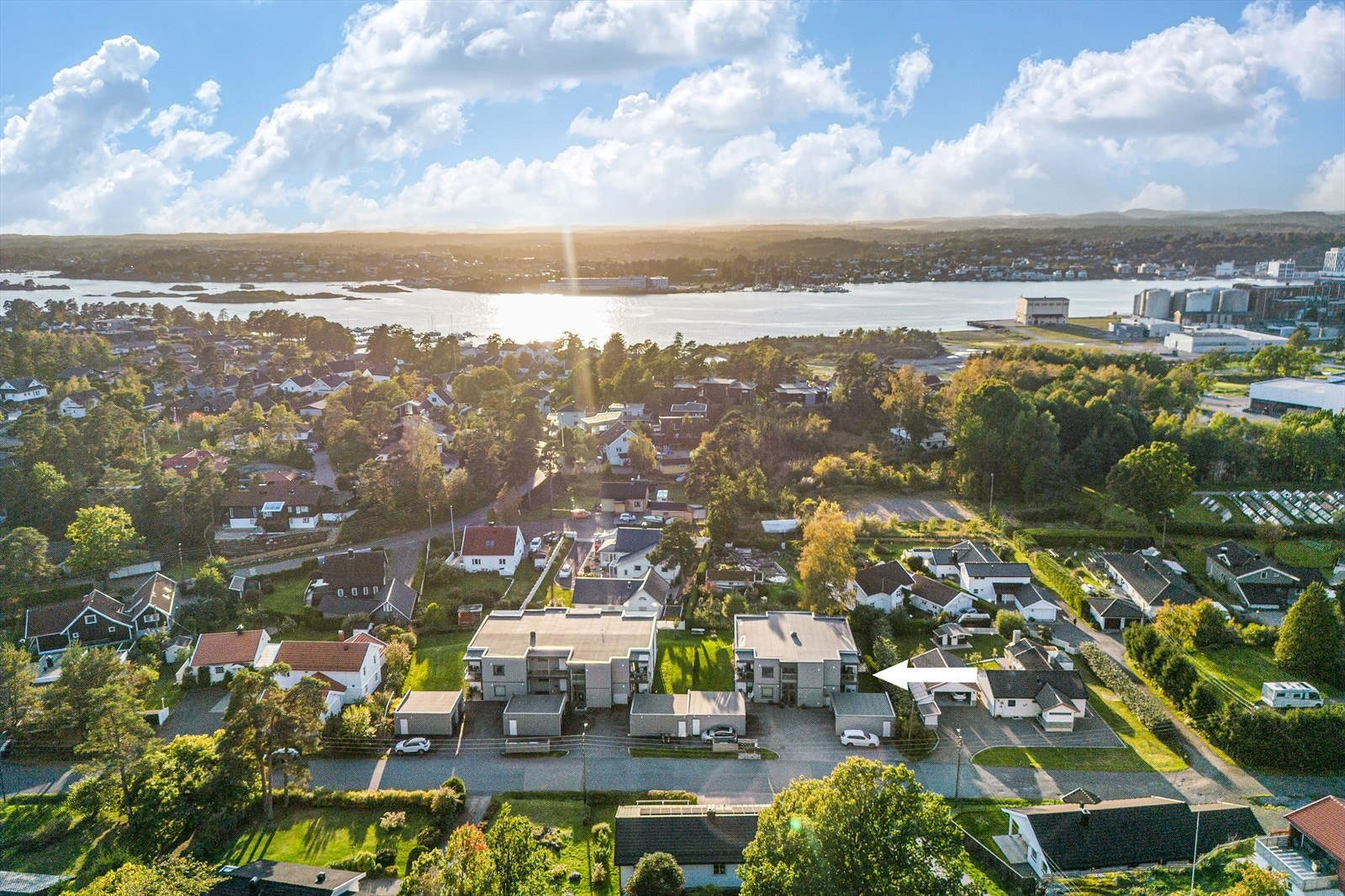 Beliggenheten i en blindvei i et etablert villaområde gir rolige og trygge omgivelser. Galleribilde