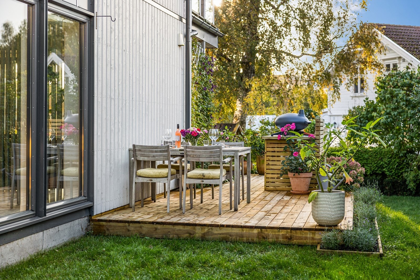 Her er det god plass til et hyggelig spisebord, hvor familie og venner kan samles til måltider. Galleribilde