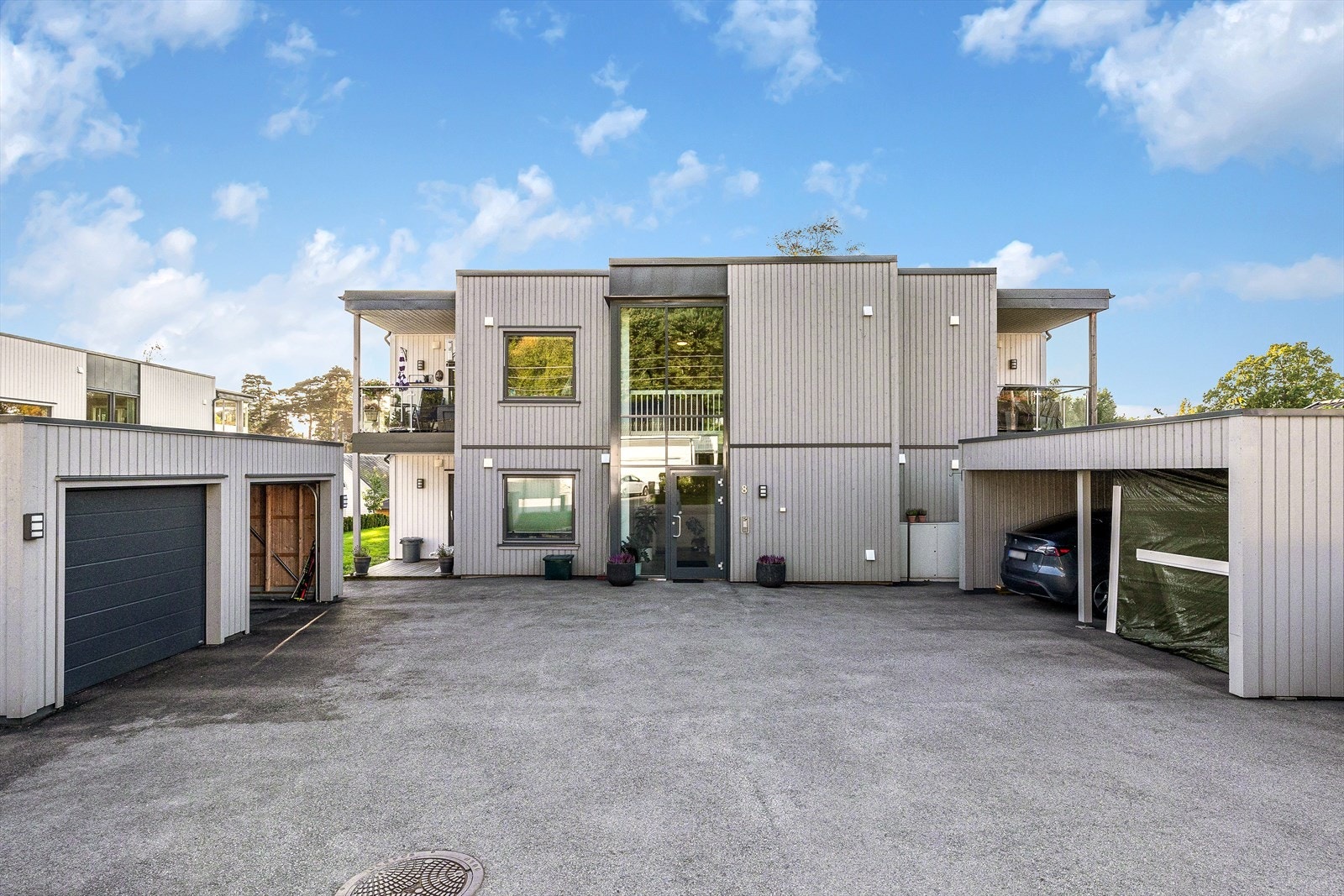 Eiendommen har en asfaltert gårdsplass som gir et ryddig og velstelt inntrykk, samt enkel adkomst til både inngangspartiet og carporten. Her ligger forholdene godt til rette for en praktisk og komfortabel hverdag. Galleribilde